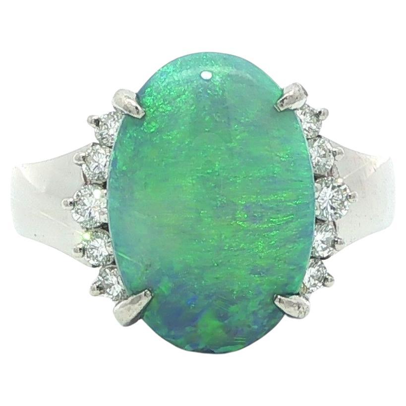 Anello in platino con accenti di diamante rotondo con opale ovale colorato da 3,98 ct. in vendita
