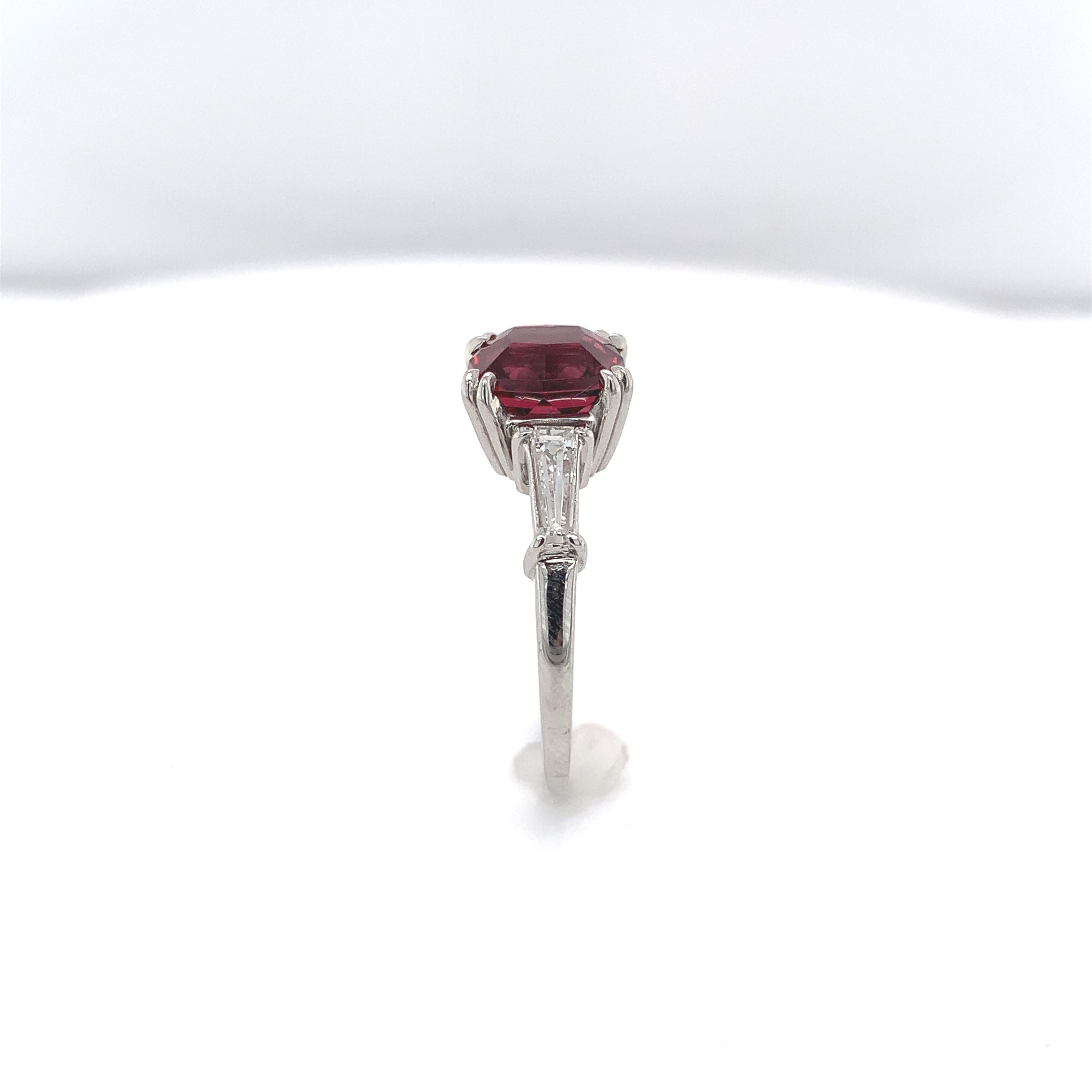 Taglio cuscino Anello in platino con granato rosso a cuscino e diamanti a baguette da 3 carati