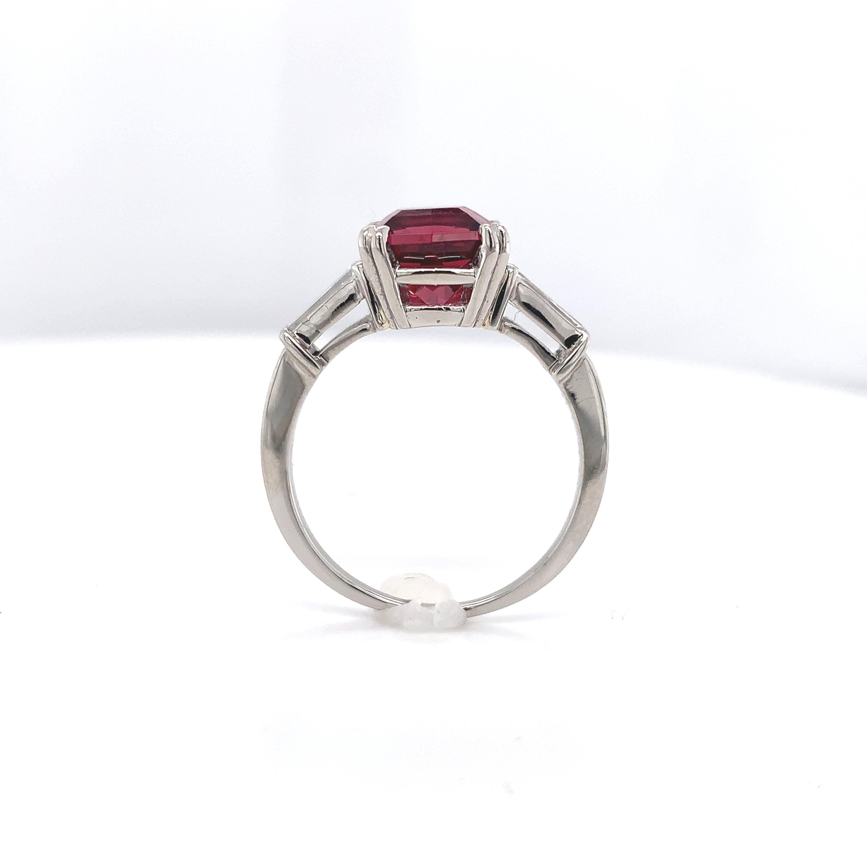Anello in platino con granato rosso a cuscino e diamanti a baguette da 3 carati In condizioni ottime a Big Bend, WI