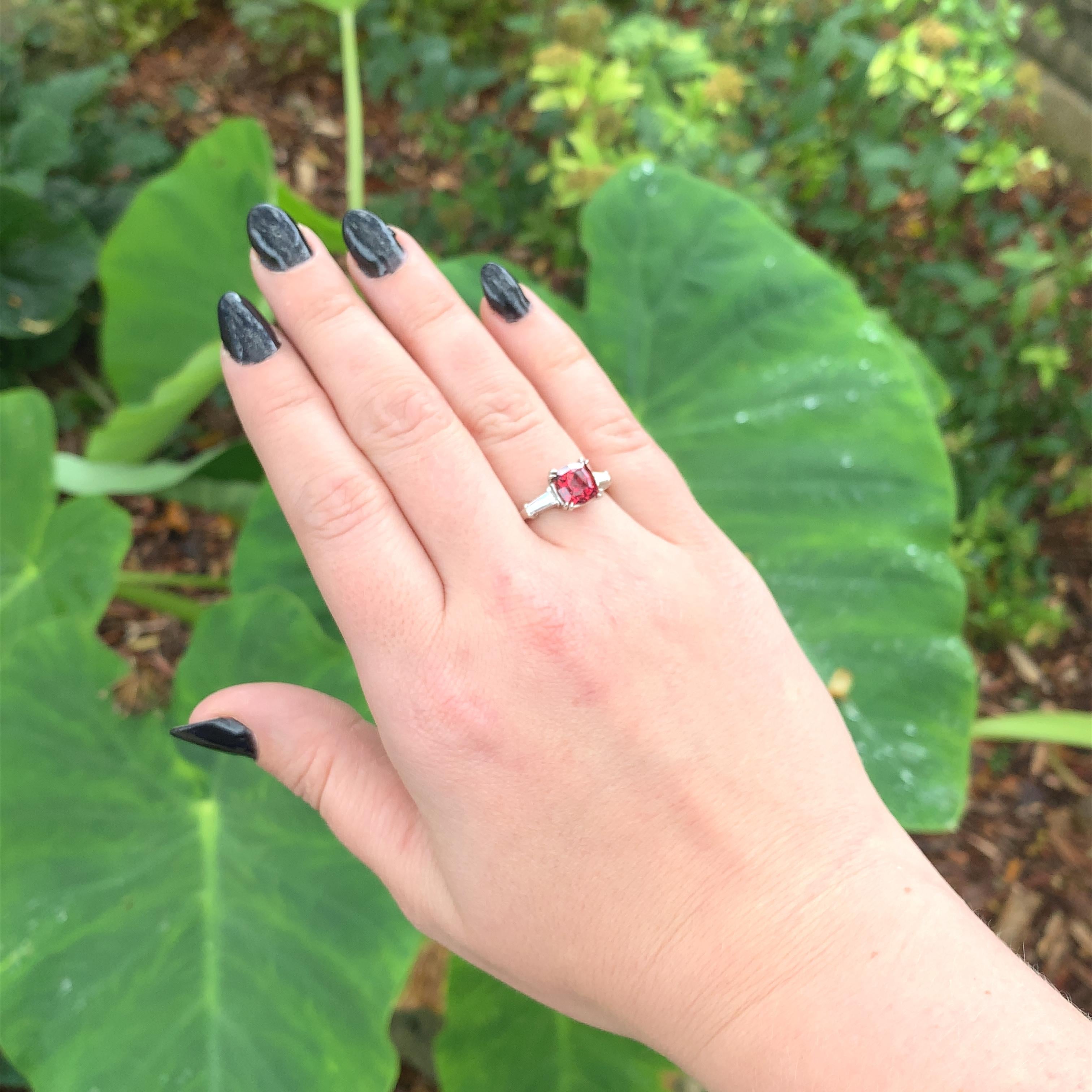 Anello in platino con granato rosso a cuscino e diamanti a baguette da 3 carati 3