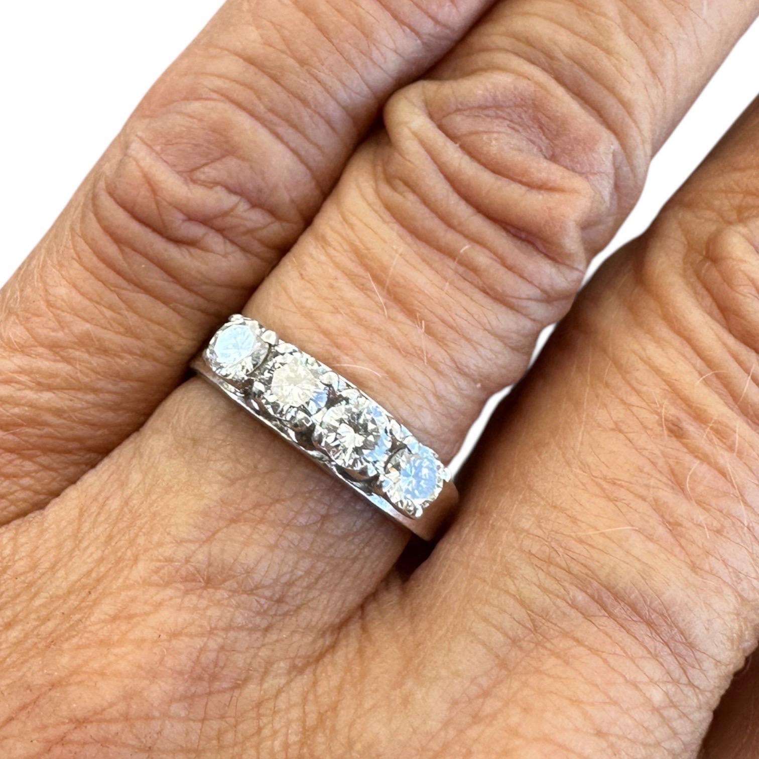 I quattro diamanti sono incastonati singolarmente in una montatura a 4 punte in una fascia di platino di 5,20 mm.  
La qualità superiore è la chiarezza VS1-2 e il colore è F-G e brillerà per tutto il giorno!

La larghezza dei diamanti è di 16 mm,
