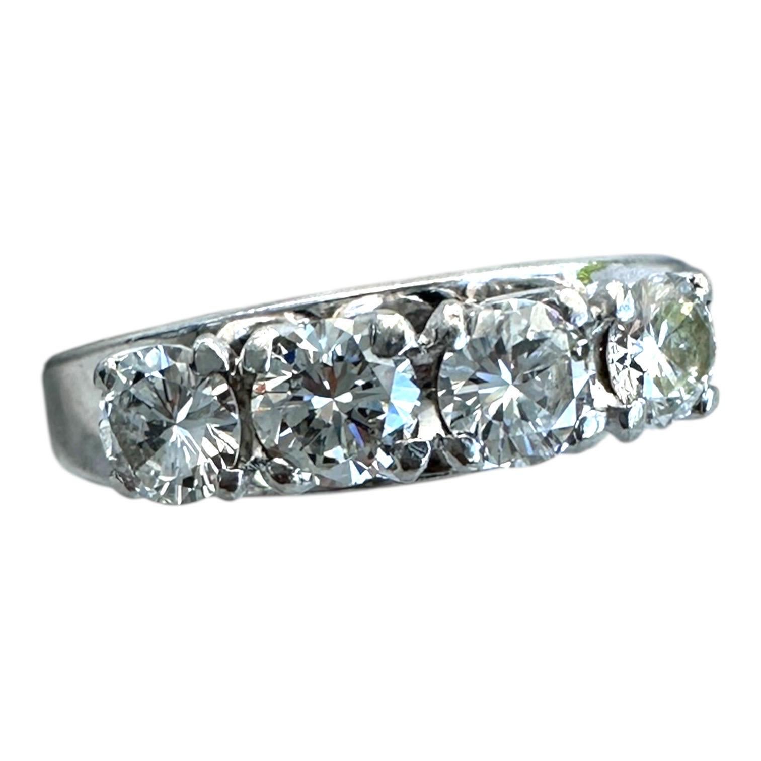 Taglio rotondo Fascia in platino con 4 pietre e 1,00 carati di diamante, misura 6,5 in vendita
