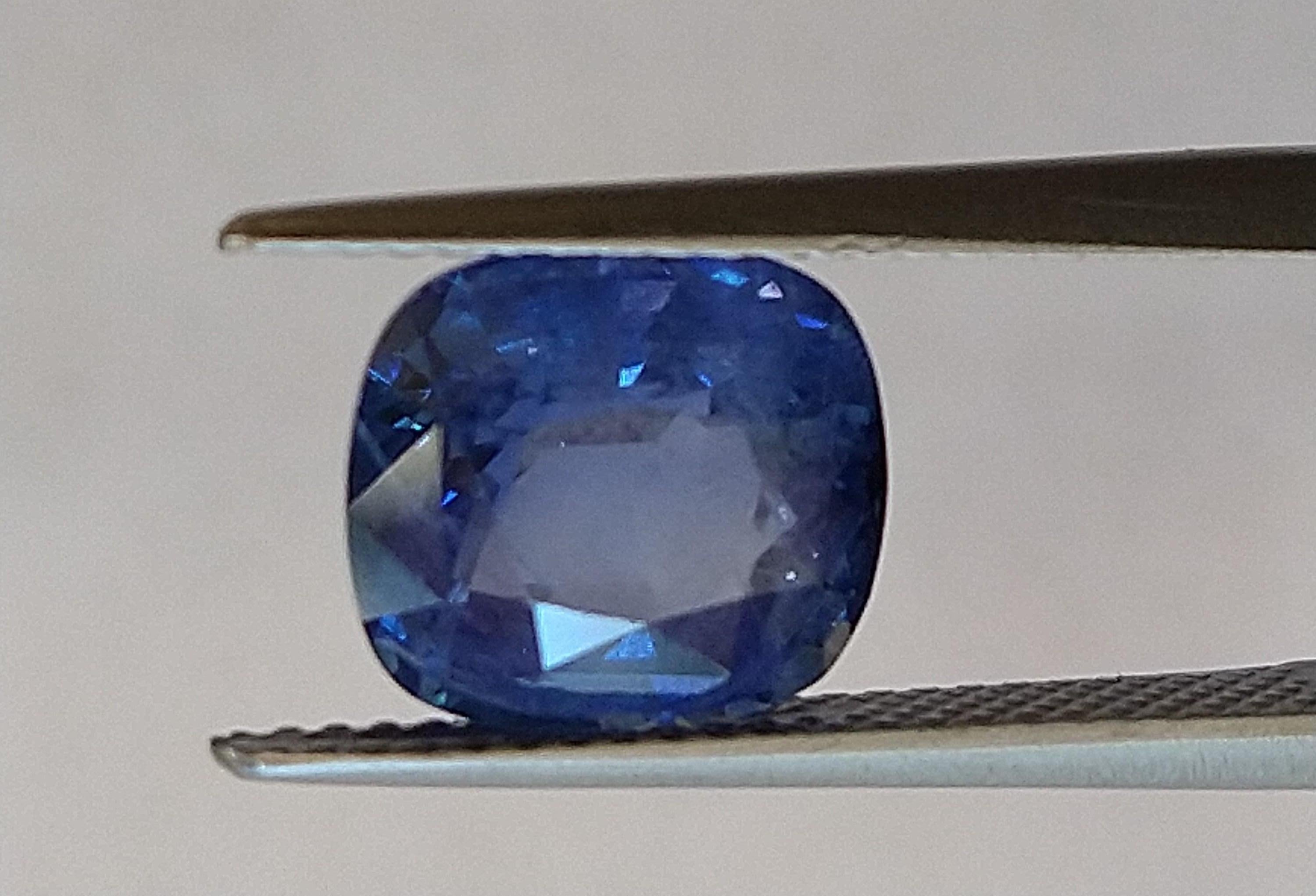 En vente :  Bague en platine de 4,0 carats, saphir bleu taillé en coussin, sculpture 9