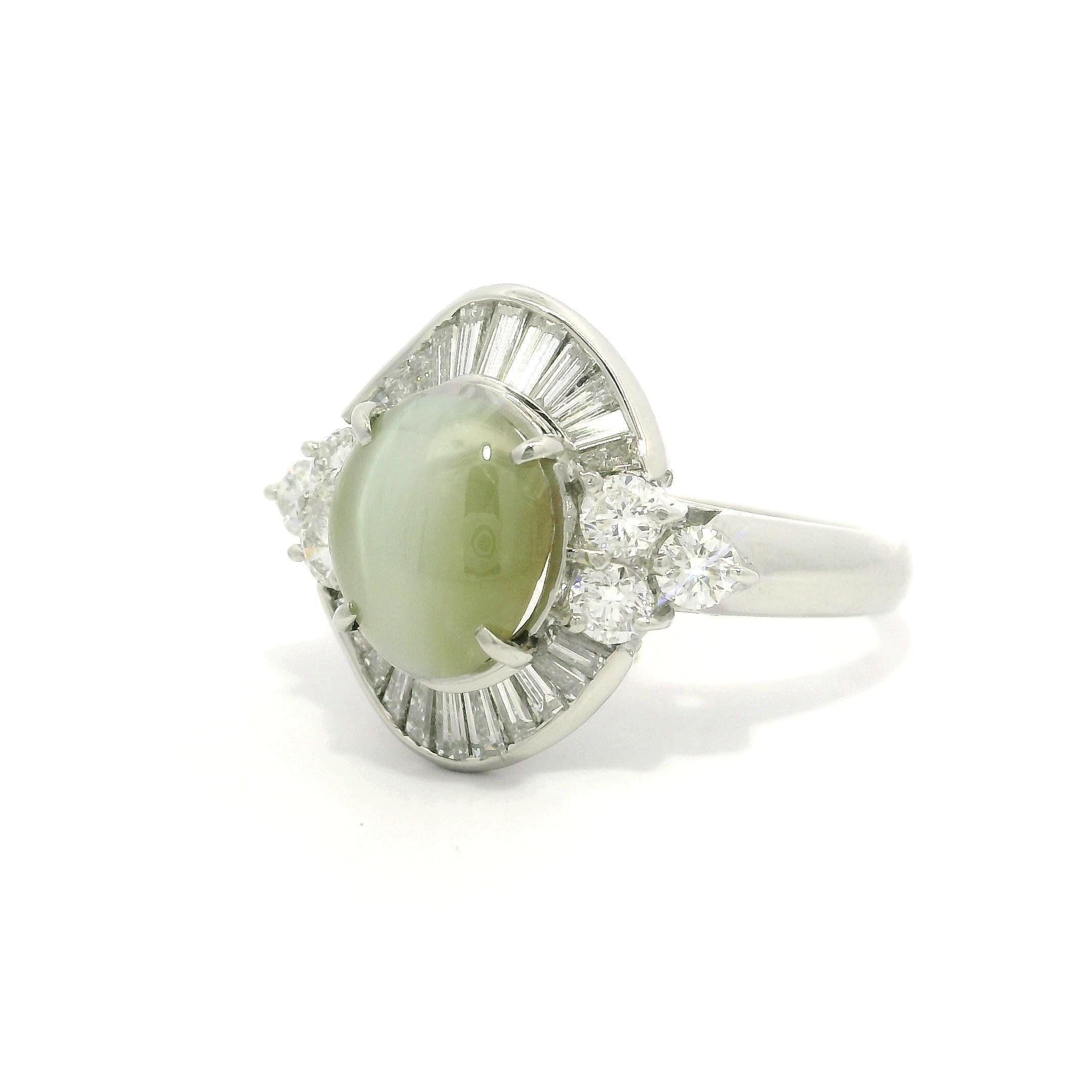 Anello da cocktail in platino con occhio di gatto ovale, baguette e diamanti rotondi a raggiera da 4,05 ct. in vendita 9