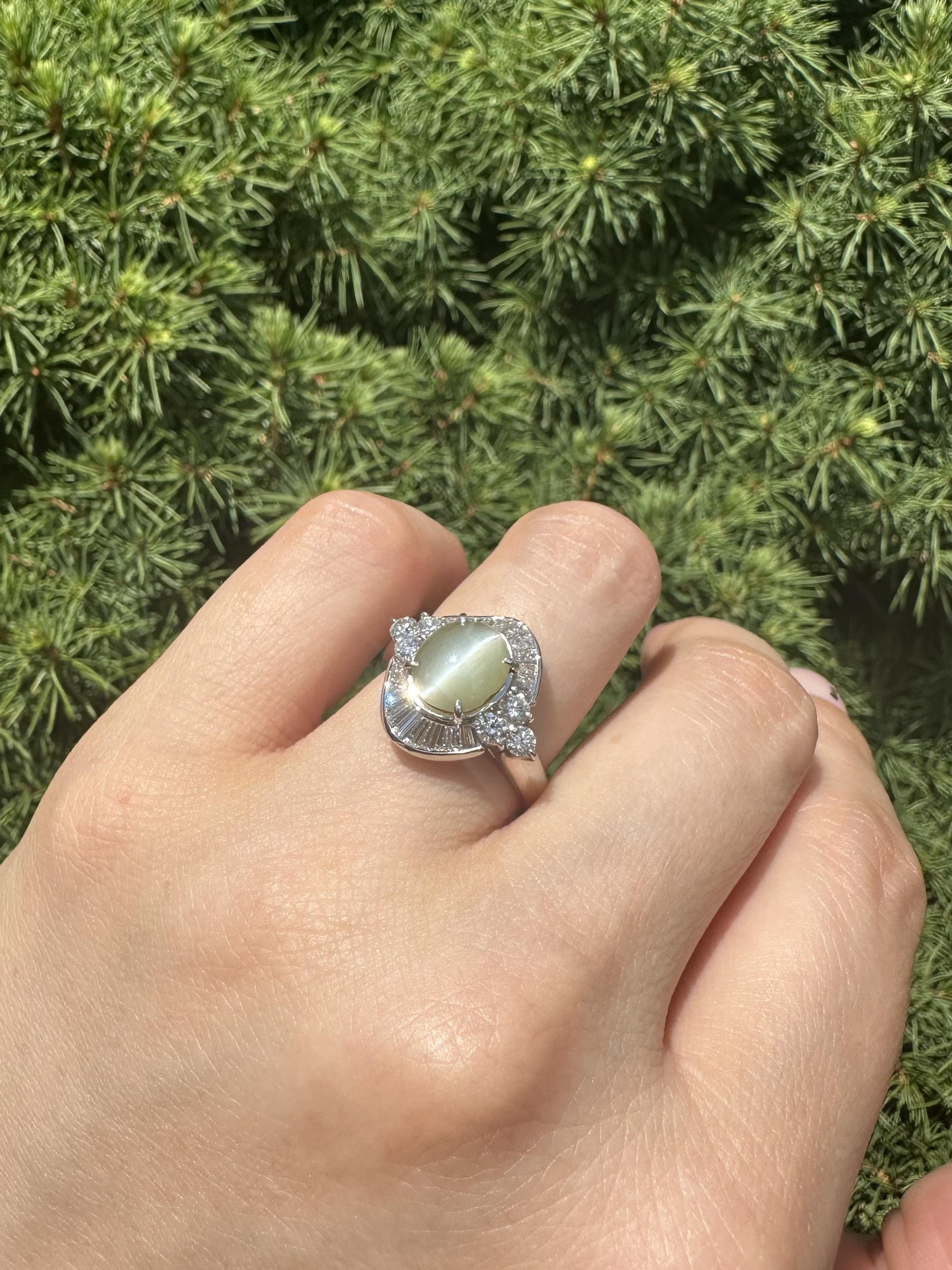 --Pietre: --
(1) Vero occhio di gatto naturale - taglio cabochon ovale - incastonato - colore trasparente Greene & Greene - 3,0ct (esatto - timbrato)
Diamanti naturali autentici - 6 tondi taglio brillante e 22 taglio baguette - incastonati - colore