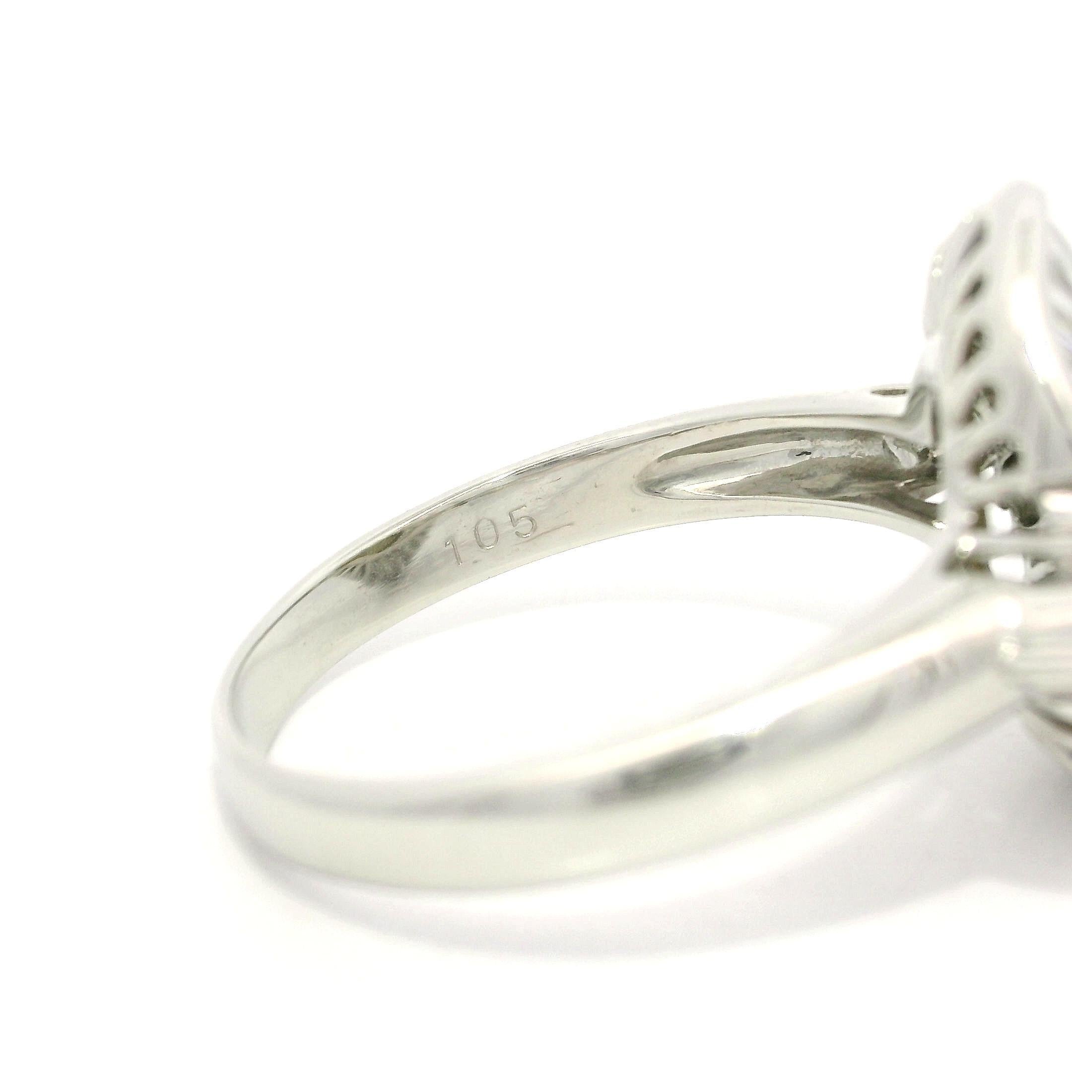 Cabochon Anello da cocktail in platino con occhio di gatto ovale, baguette e diamanti rotondi a raggiera da 4,05 ct. in vendita