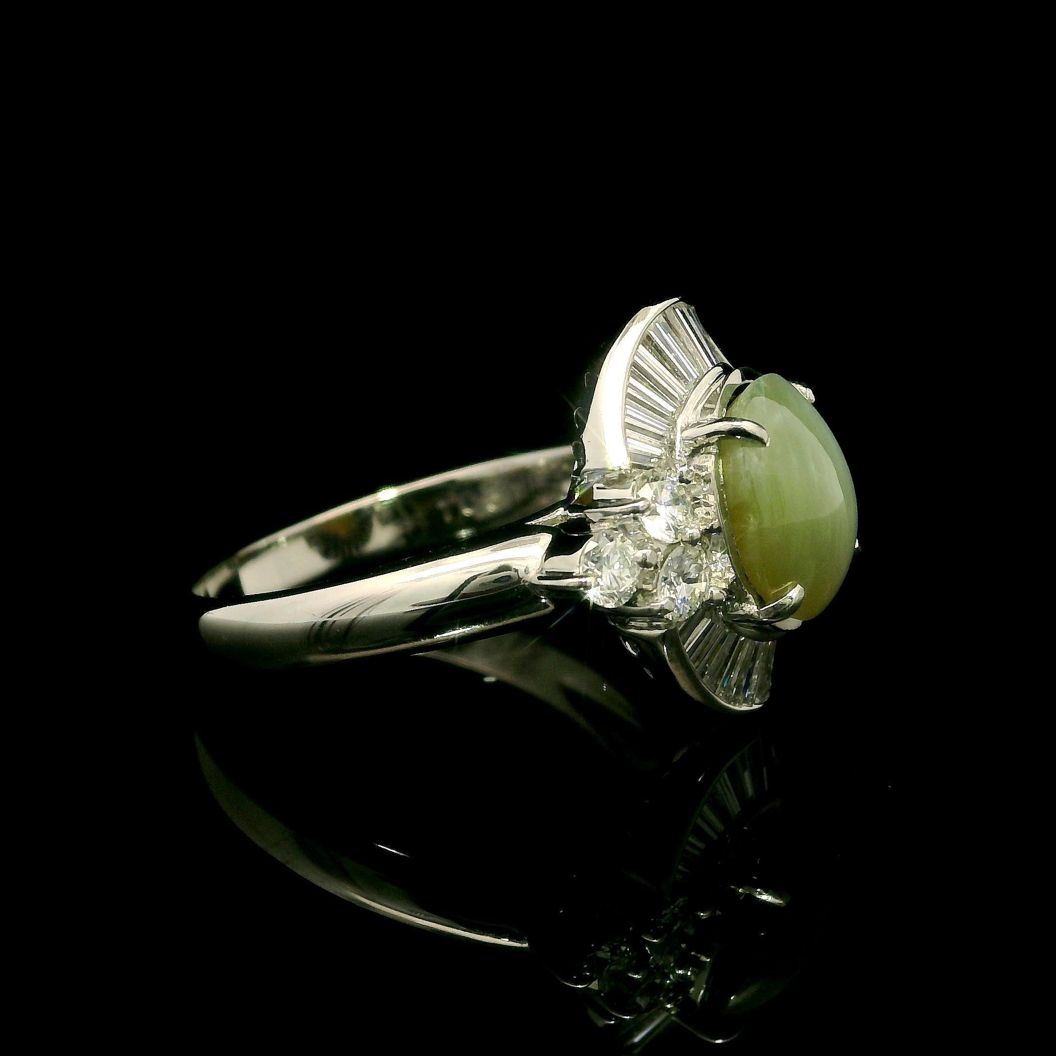 Donna Anello da cocktail in platino con occhio di gatto ovale, baguette e diamanti rotondi a raggiera da 4,05 ct. in vendita