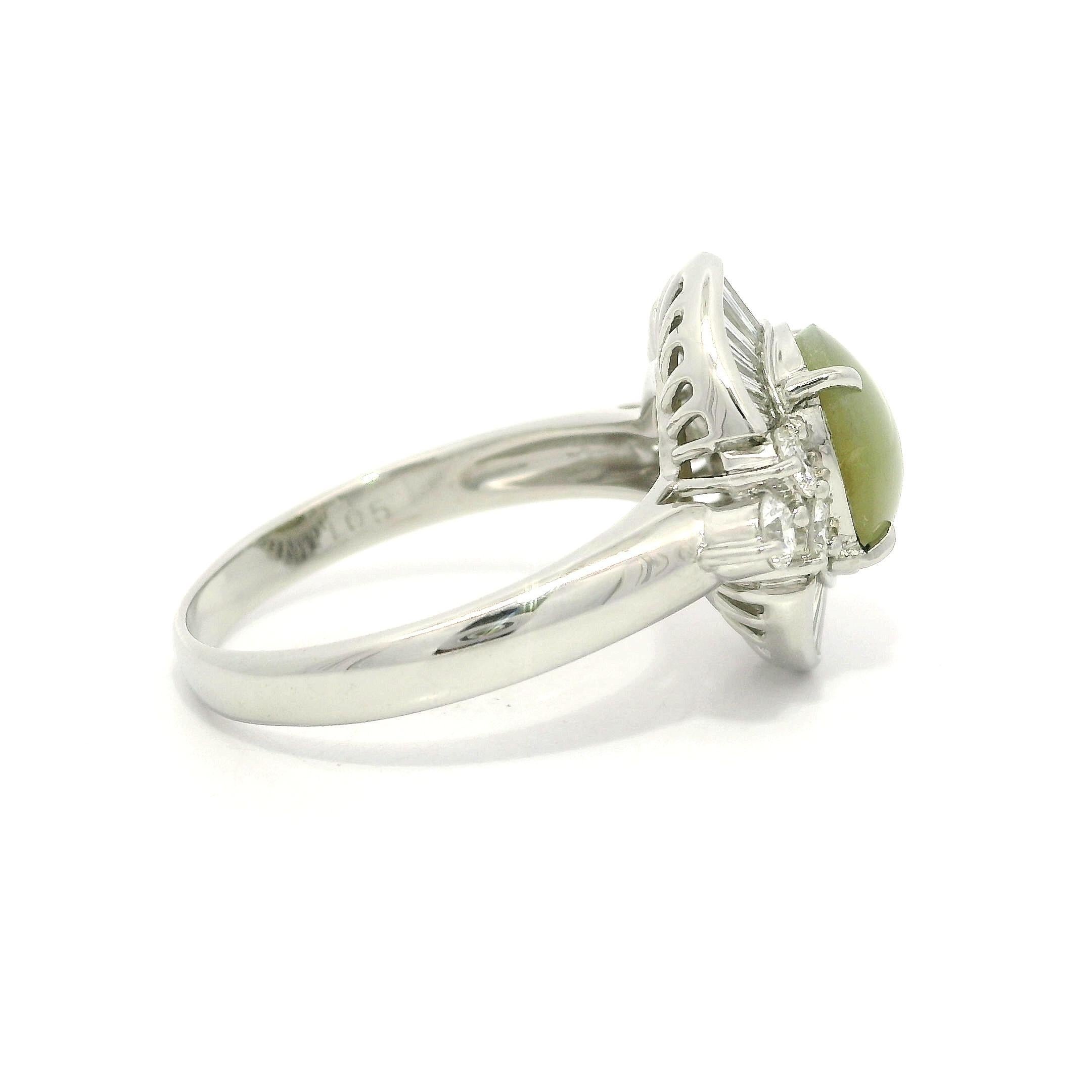 Anello da cocktail in platino con occhio di gatto ovale, baguette e diamanti rotondi a raggiera da 4,05 ct. in vendita 1