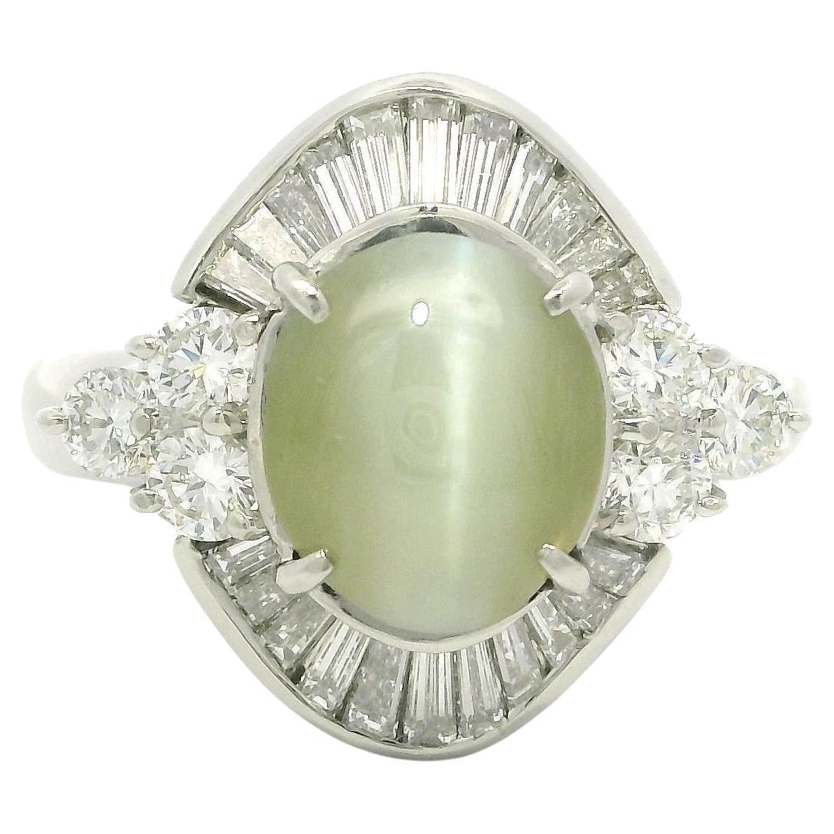 Anillo de Cóctel Ovalado de Ojo de Gato y Halo de Diamantes Redondos en Platino de 4,05 ctw