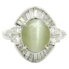 Anillo de Cóctel Ovalado de Ojo de Gato y Halo de Diamantes Redondos en Platino de 4,05 ctw