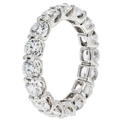 Alianza de eternidad de platino con diamantes talla redonda de 4,11 ctw