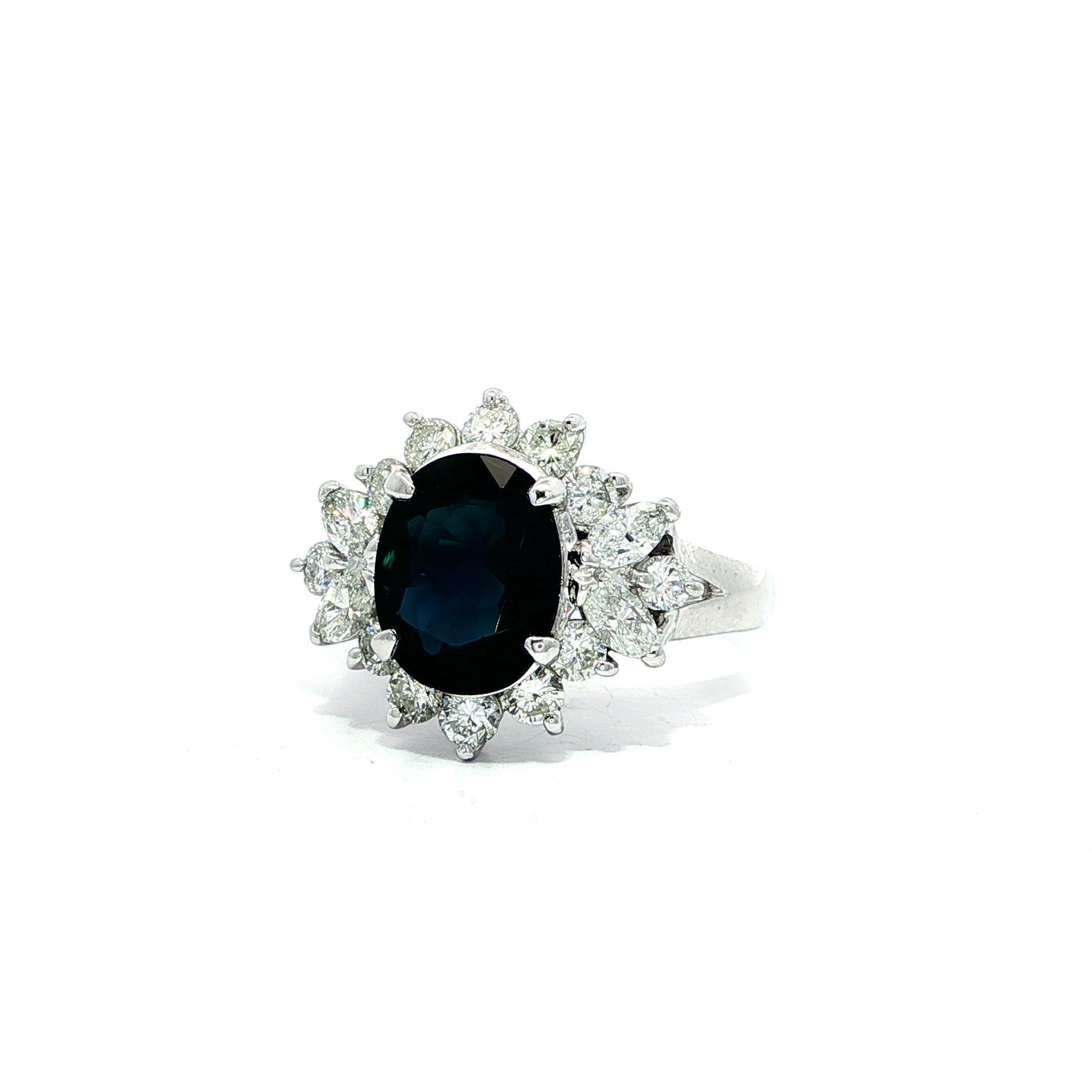 Anello a grappolo in platino con zaffiro blu scuro da 4,21 carati, diamante rotondo e marquise in vendita 5