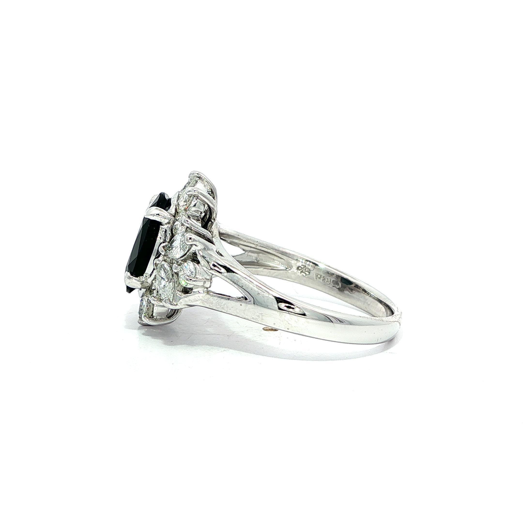 Anello a grappolo in platino con zaffiro blu scuro da 4,21 carati, diamante rotondo e marquise in vendita 7