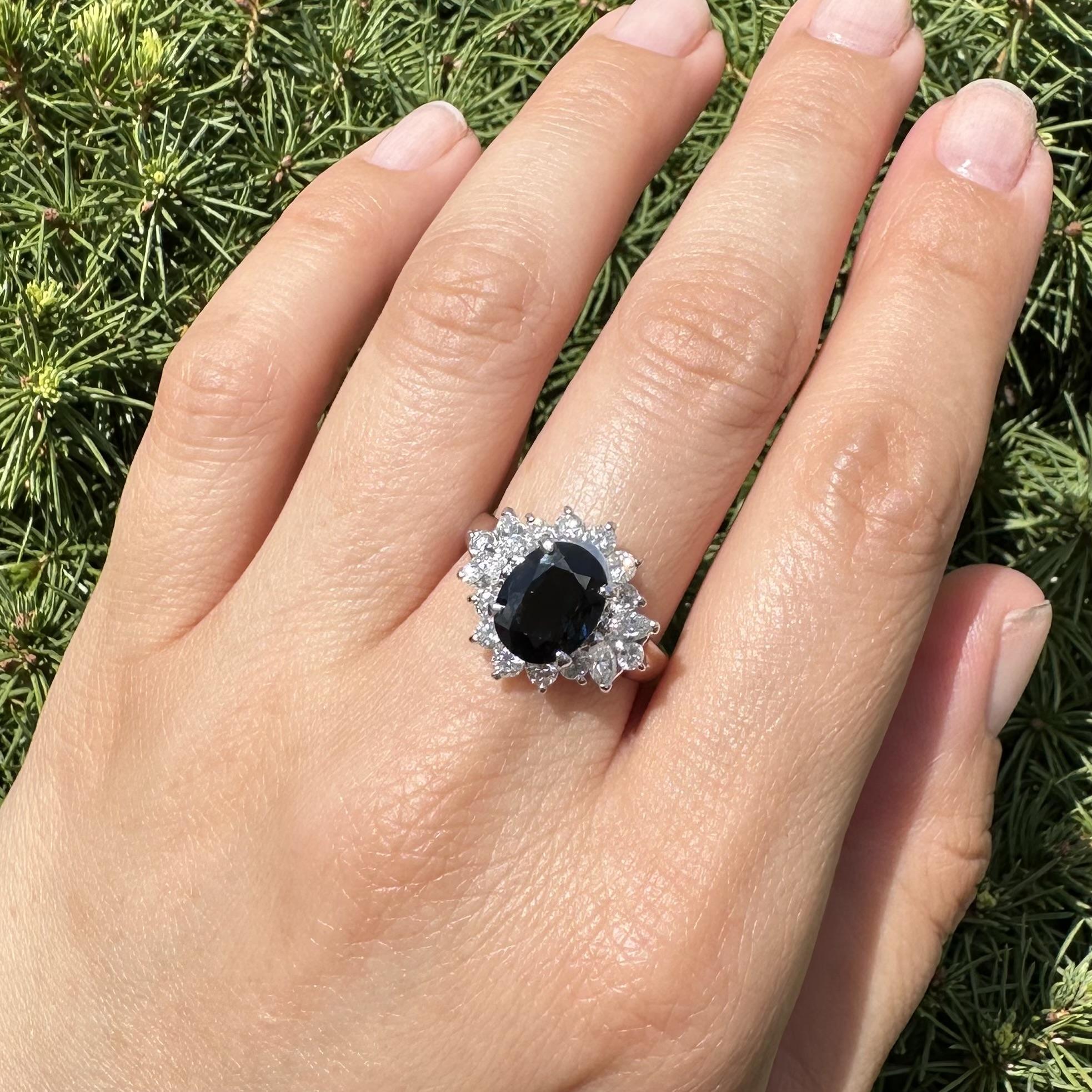 Taglio ovale Anello a grappolo in platino con zaffiro blu scuro da 4,21 carati, diamante rotondo e marquise in vendita