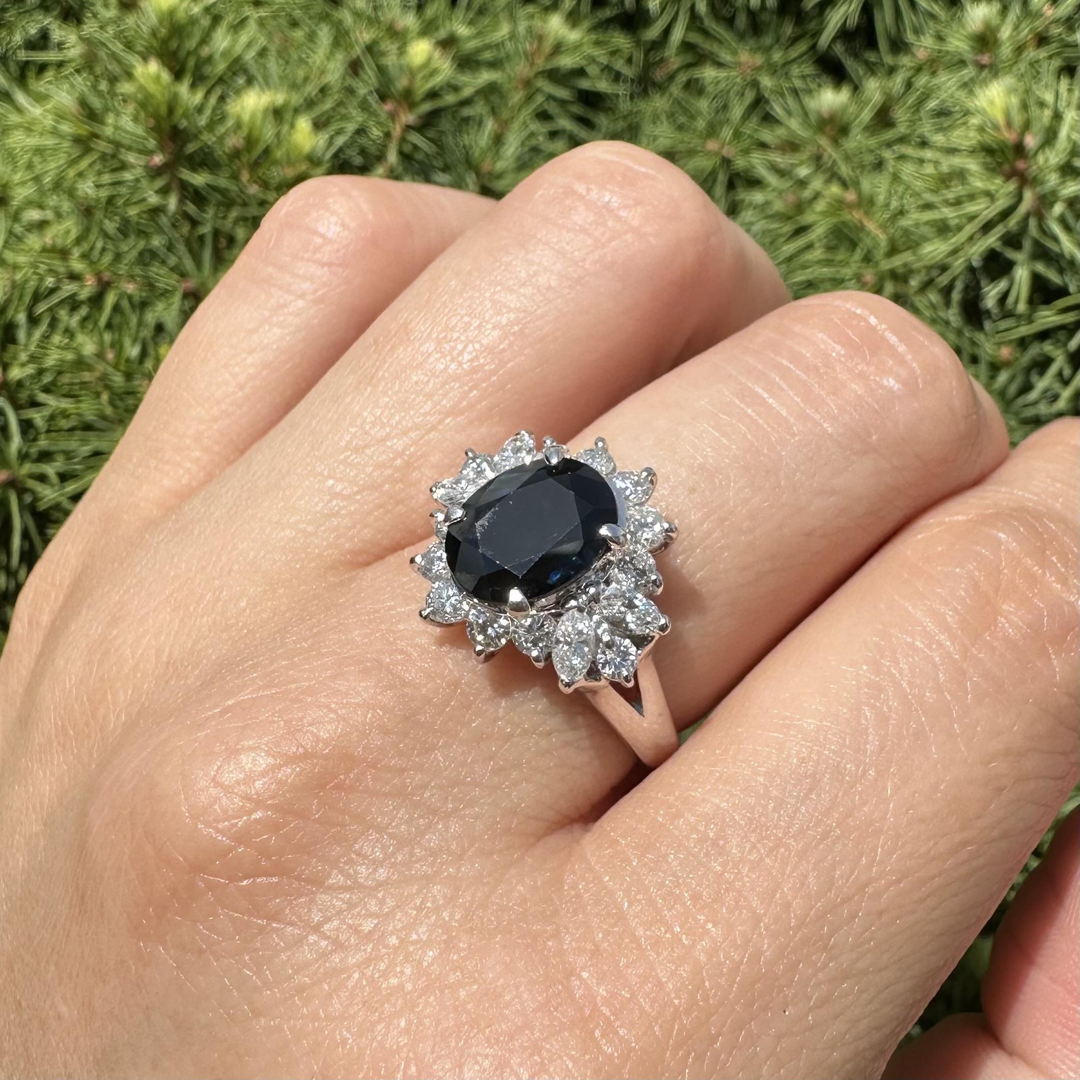 Anello a grappolo in platino con zaffiro blu scuro da 4,21 carati, diamante rotondo e marquise In condizioni ottime in vendita a Montclair, NJ