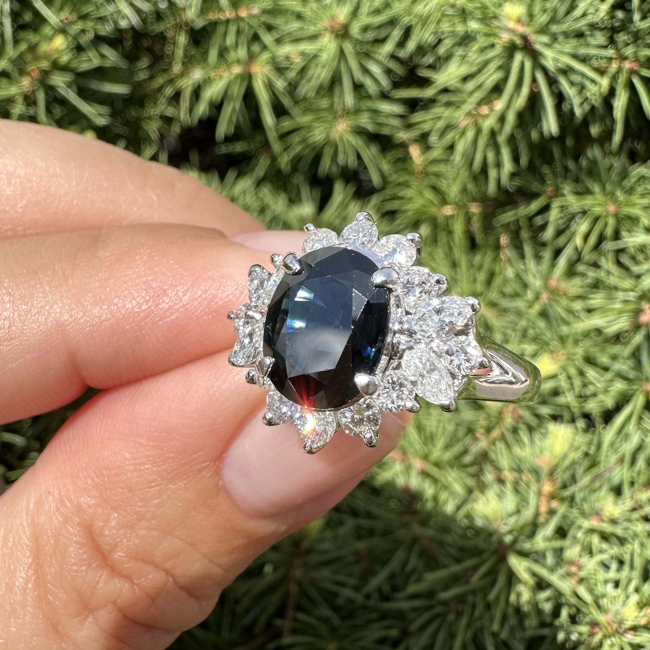Donna Anello a grappolo in platino con zaffiro blu scuro da 4,21 carati, diamante rotondo e marquise in vendita