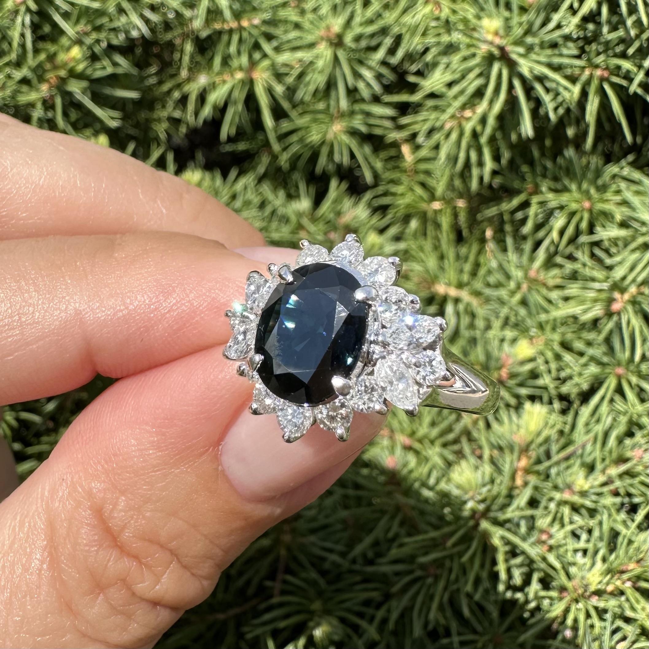 Anello a grappolo in platino con zaffiro blu scuro da 4,21 carati, diamante rotondo e marquise in vendita 1
