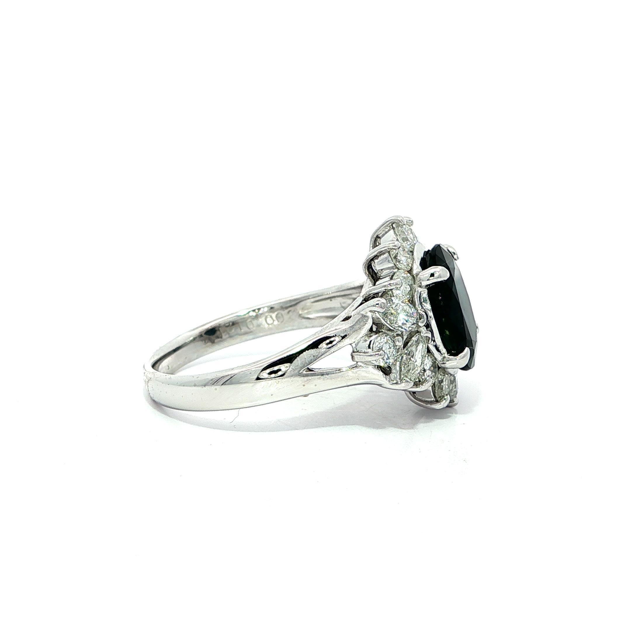 Anello a grappolo in platino con zaffiro blu scuro da 4,21 carati, diamante rotondo e marquise in vendita 3