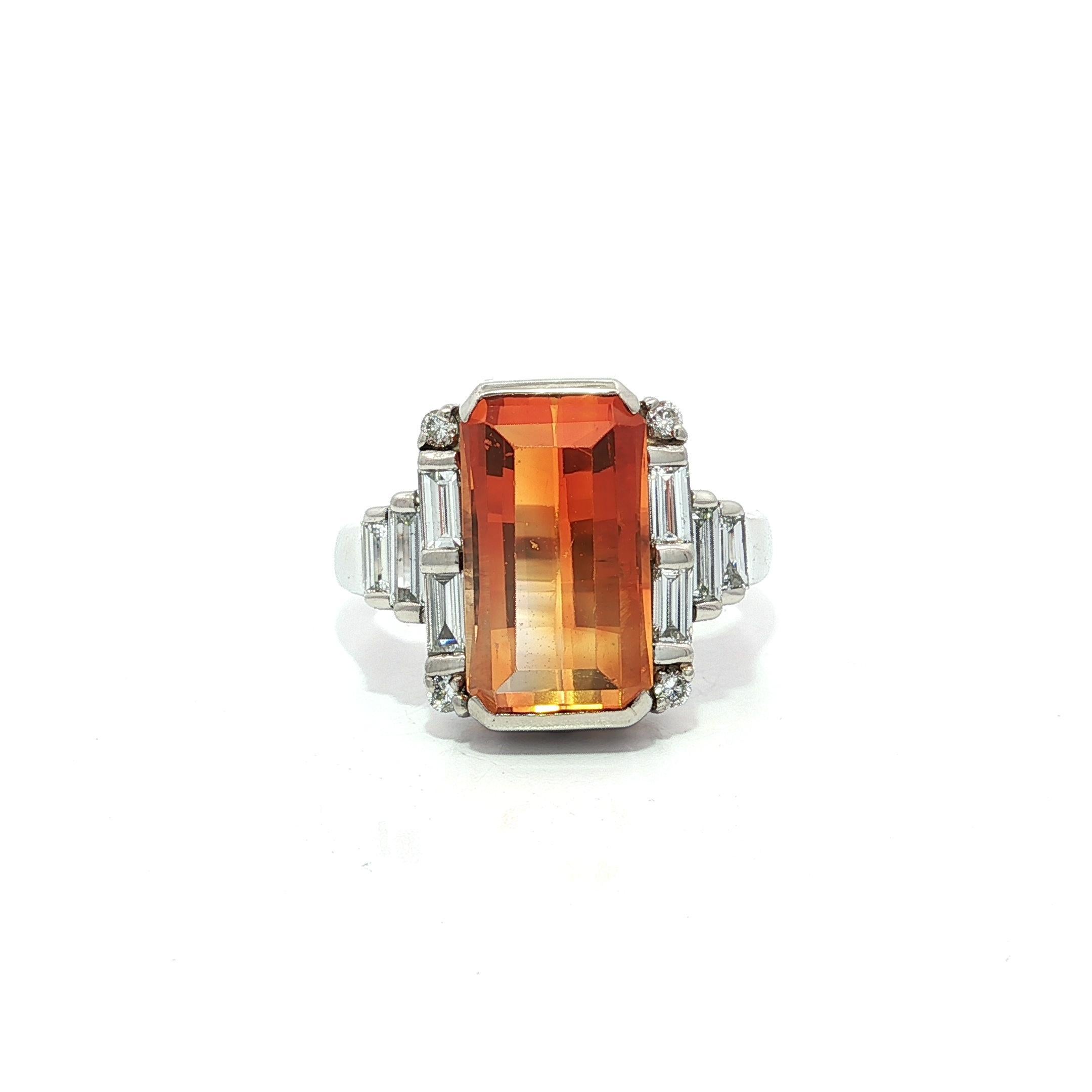 --Stein(e):--
(1) Natürlicher echter Feueropal - Smaragd-Schliff - Channel Set - Bi-Color 2-Ton dunkel bis hell orange Farbe - 12,6x7,7mm - 3,61ct (genau)
(12) Natürliche echte Diamanten - 8 Baguette & 4 runde Diamanten im Brillantschliff - Zacken-