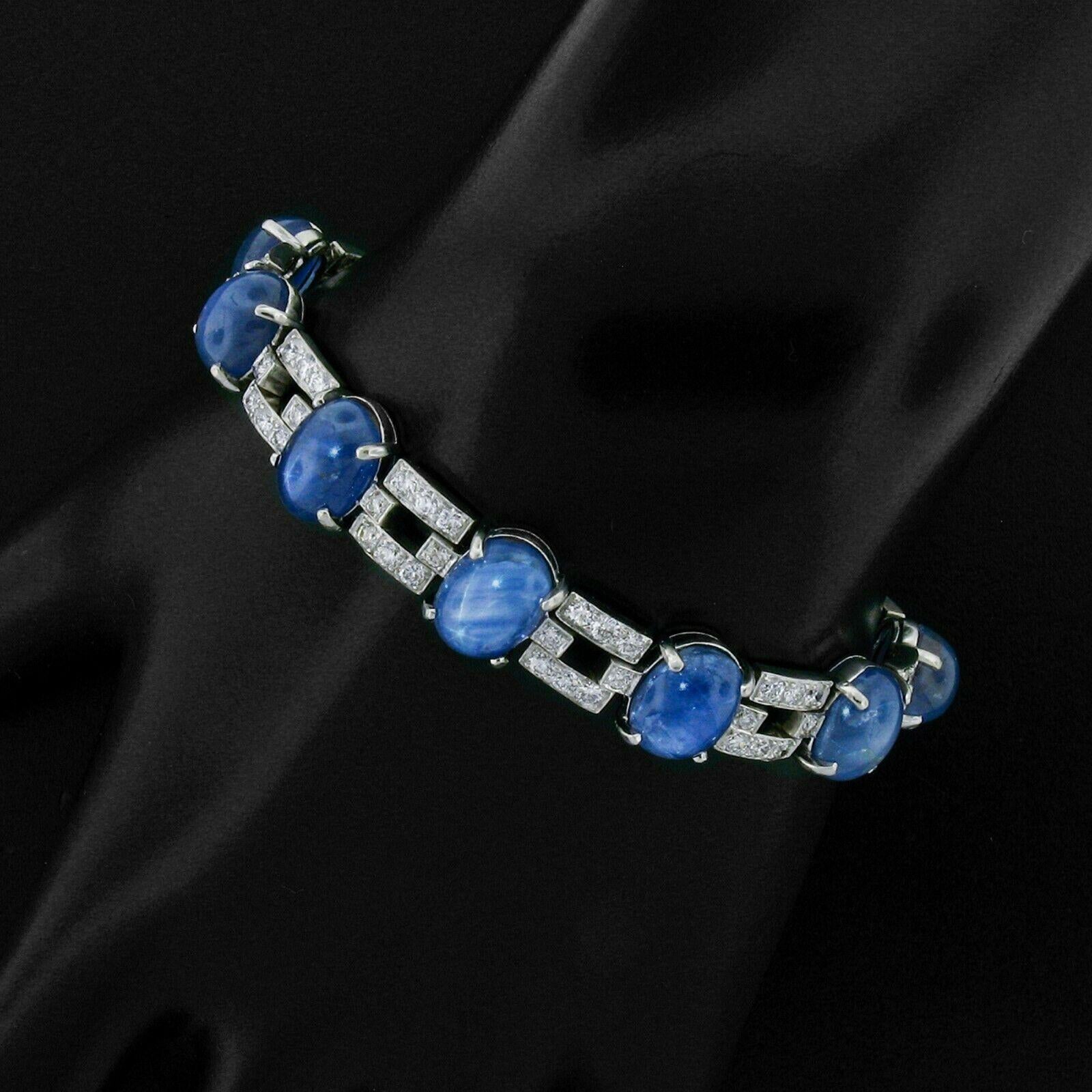 Cette magnifique pièce a été réalisée à la main en platine massif et est sertie de diamants et de saphirs étoilés de la plus haute qualité. Le bracelet présente une alternance de lignes serties de diamants et de maillons de saphirs sertis à 4