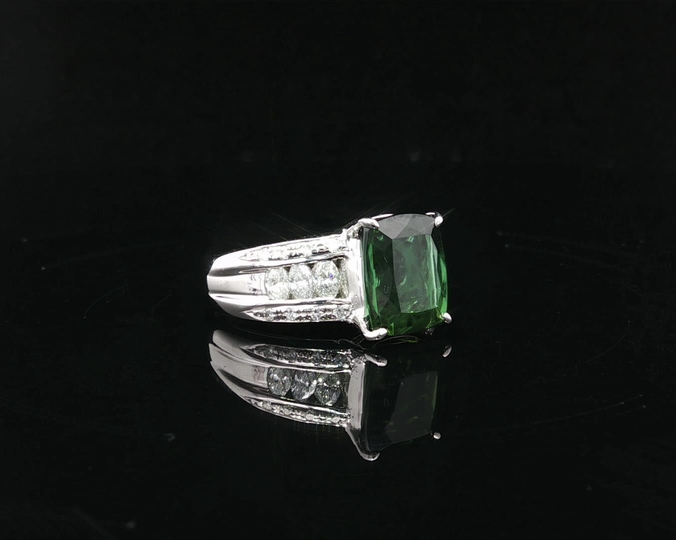 -Stein(e): -
(1) Natürlicher echter Turmalin - Kissenschliff - Zackenfassung - sehr angenehm - lebhafte grüne Farbe - 9,8x8,1mm (ca.) - 3,82ctw (genau)
Natürliche echte Diamanten - 8 Marquise mit 16 runden Brillantschliff - Kanal & Pave Set - Schöne