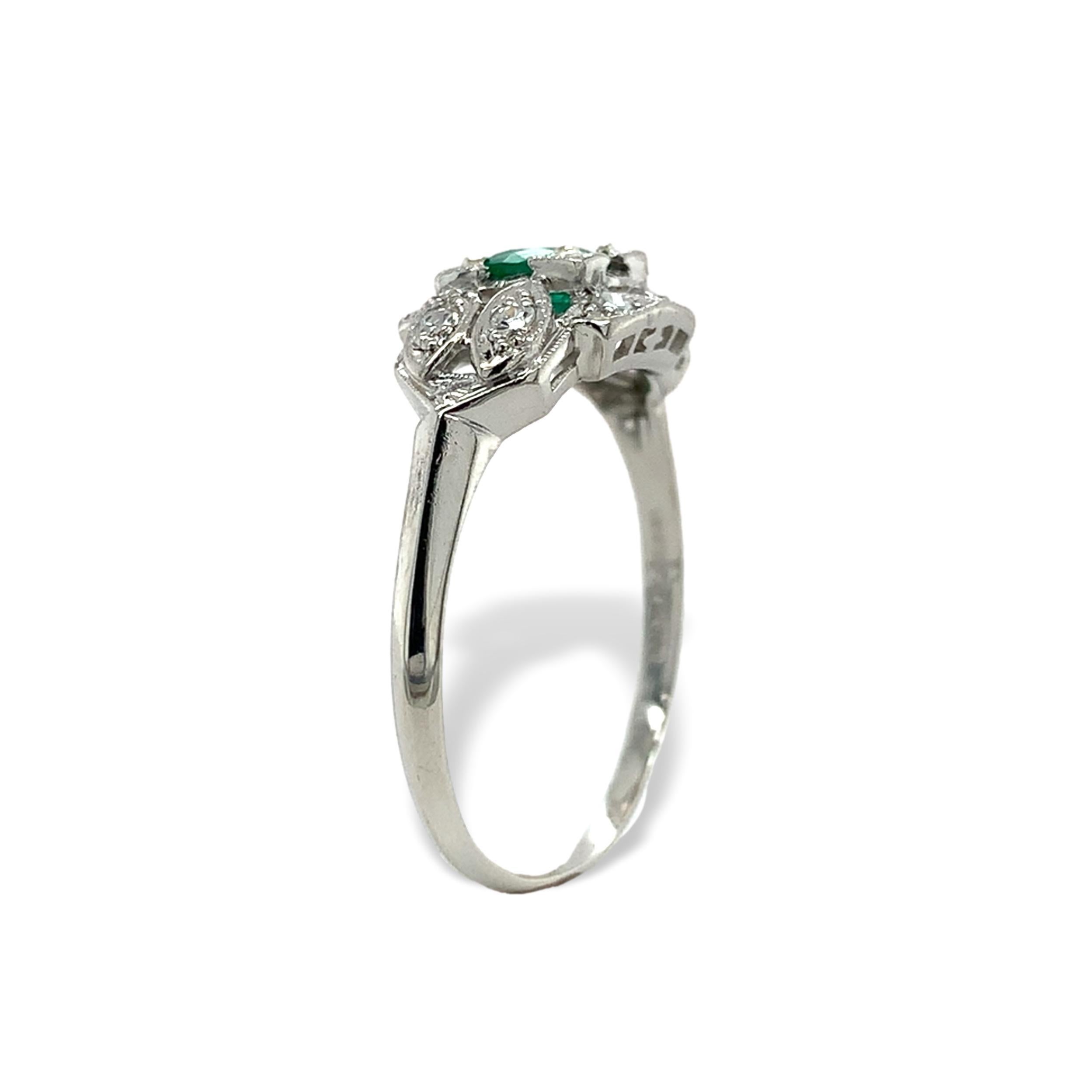 Platinum .44ct Emerald & Diamond Ring size 8.25 Corte redondo en venta