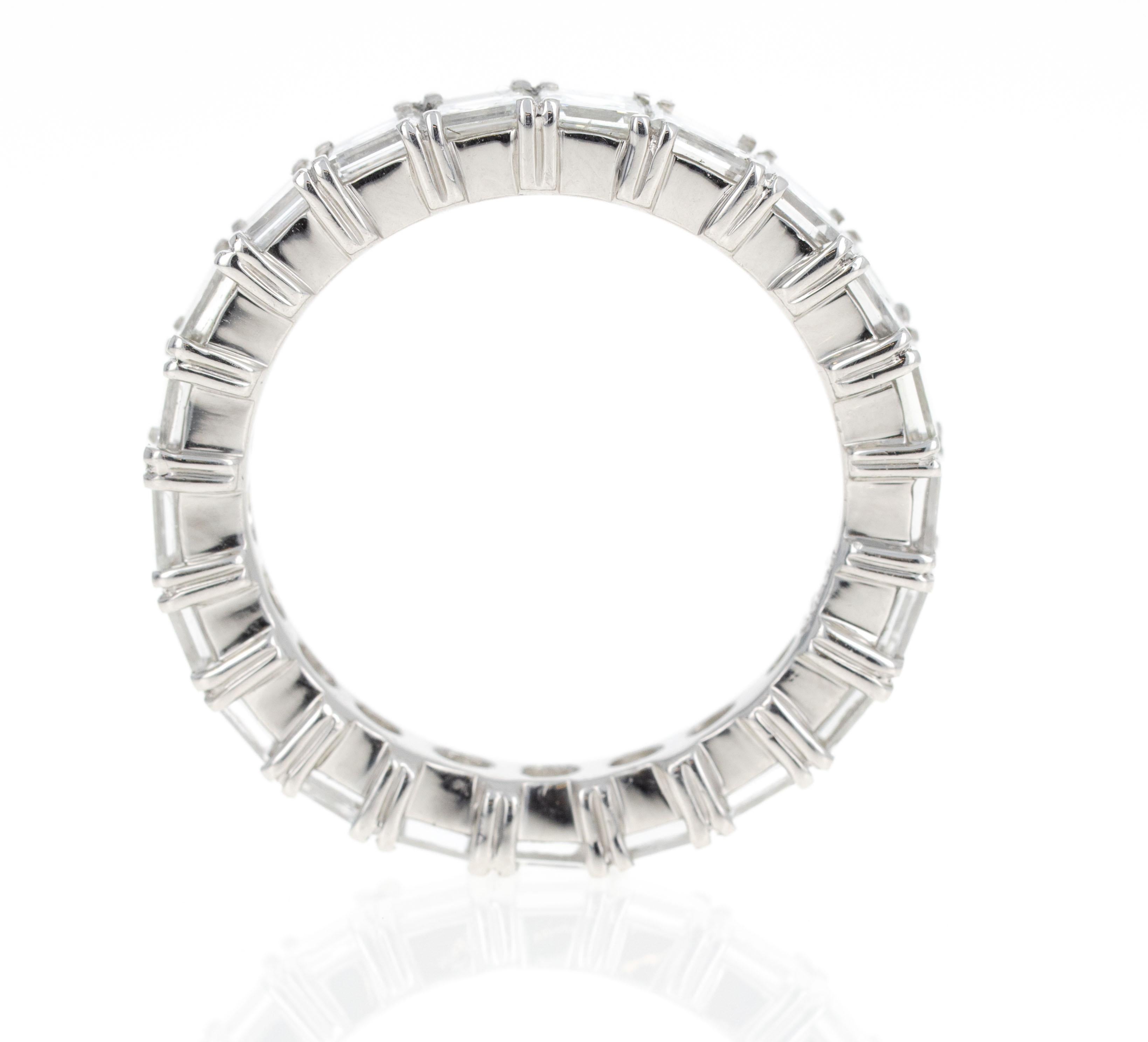  Epoca: &New

Composizione: Platino

A. Stone: Venti diamanti taglio Asscher

Peso totale dei carati: 4,51 carati

Colore/Clarità: VS1-2 / G-H.

Peso dell'anello: 6 grammi

Misura dell'anello: 7.25

Codice a barre dell'articolo: 130548