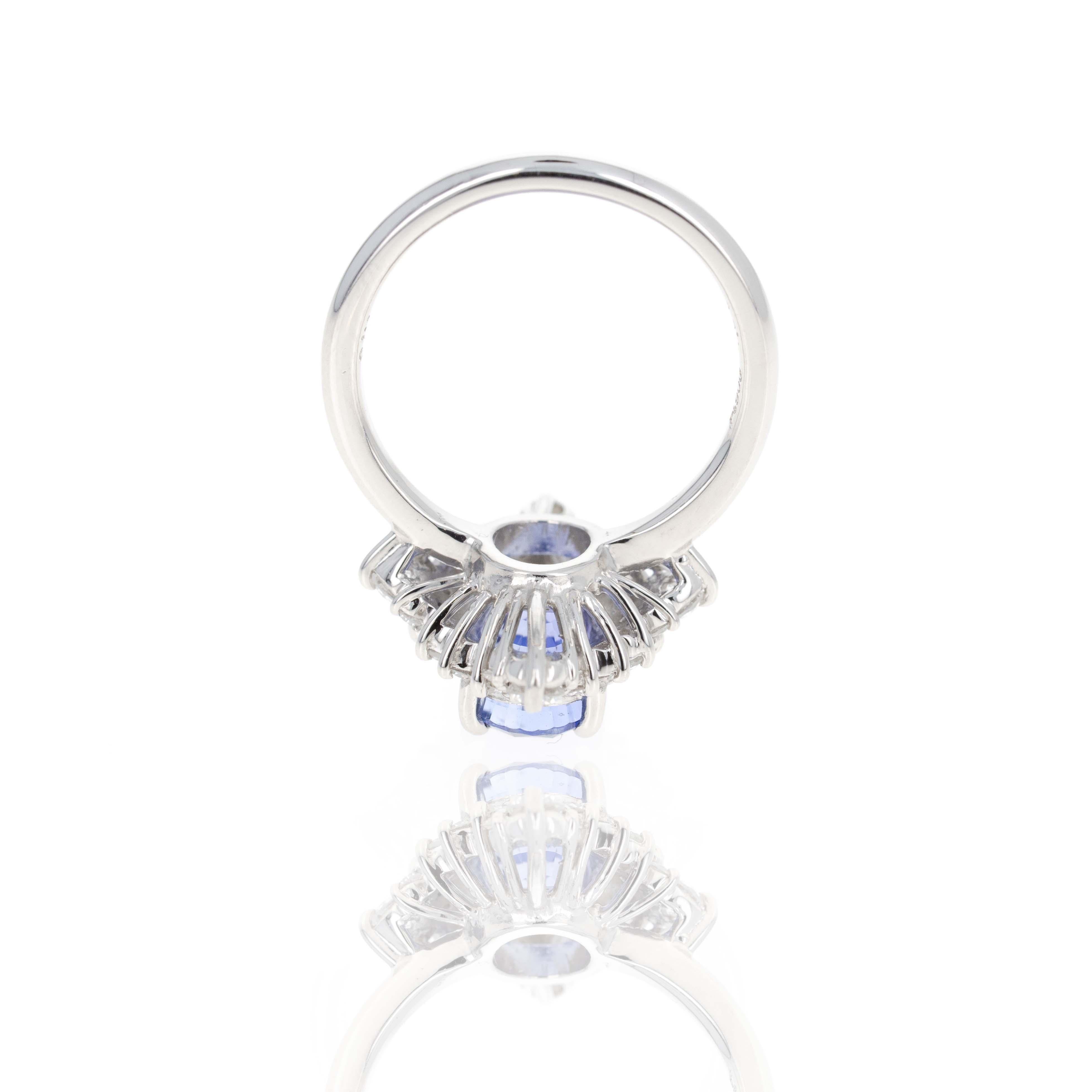 Platin 4,53 Karat natürlicher Madagaskar unbehandelter Saphir Diamant Halo-Ring (Ovalschliff) im Angebot