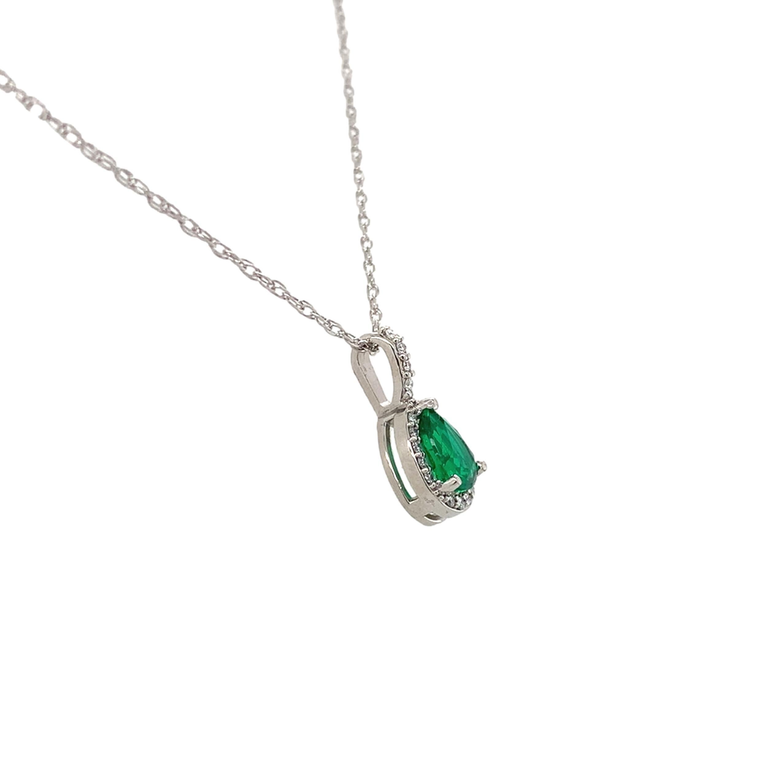 Pendentif en platine avec émeraude véritable extraite de la terre et halo de diamants. L'émeraude taille poire mesure environ 6 mm x 4,7 mm et présente une couleur moyennement foncée et une clarté fine. L'émeraude pèse 46 carat. Il y a 19 minuscules