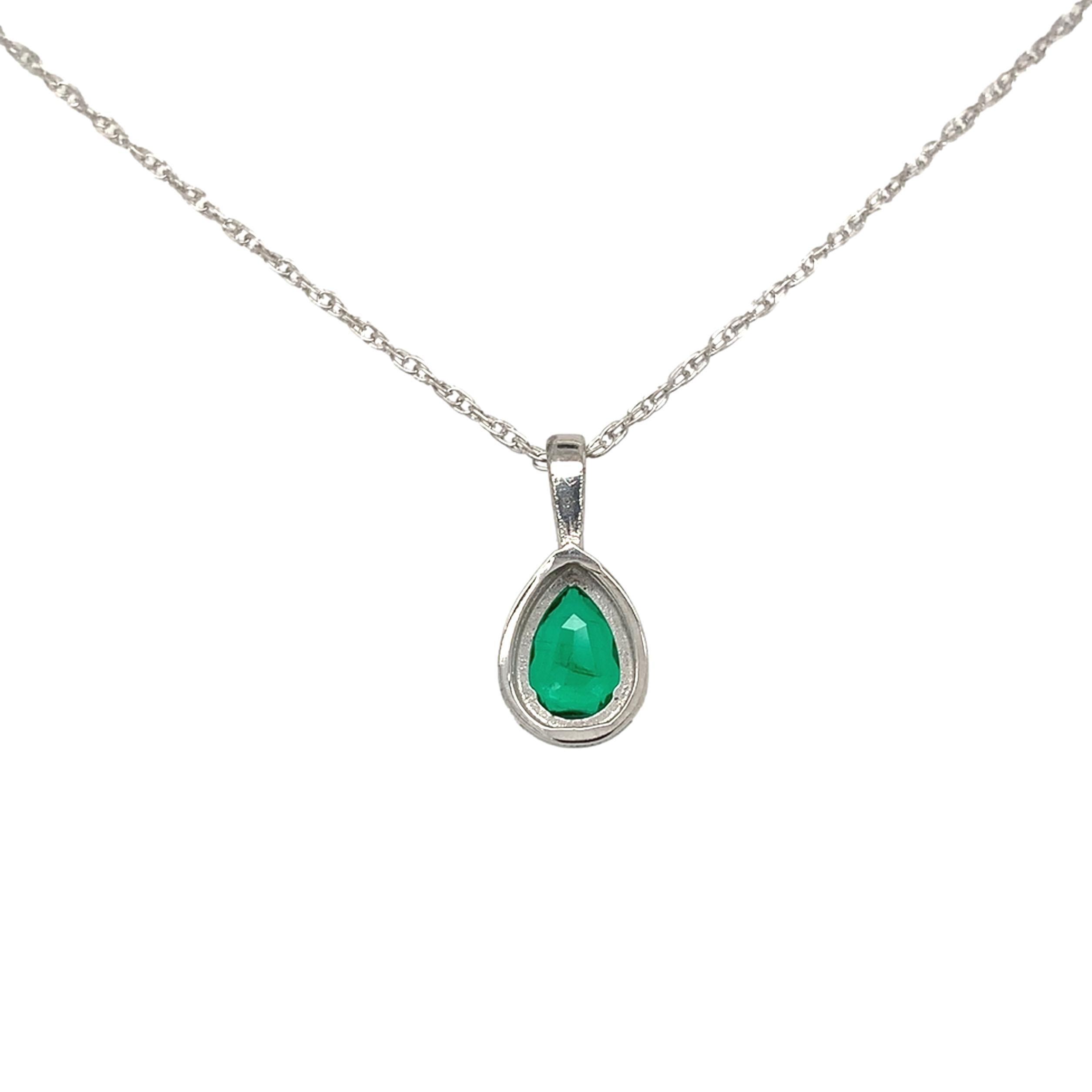 Taille poire Pendentif en platine de 0,46ct en forme de poire avec émeraude et diamant et chaîne en platine de 18