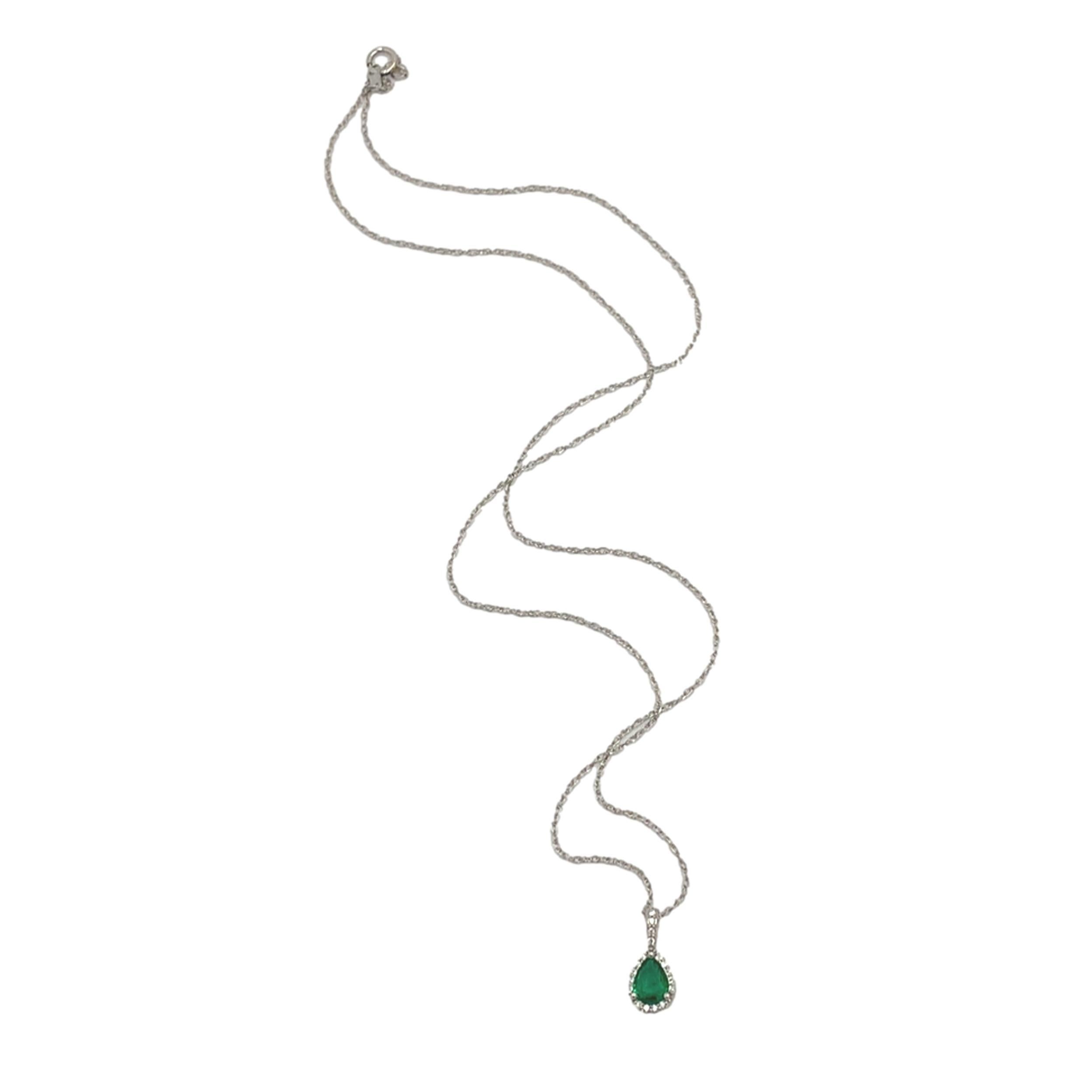 Pendentif en platine de 0,46ct en forme de poire avec émeraude et diamant et chaîne en platine de 18