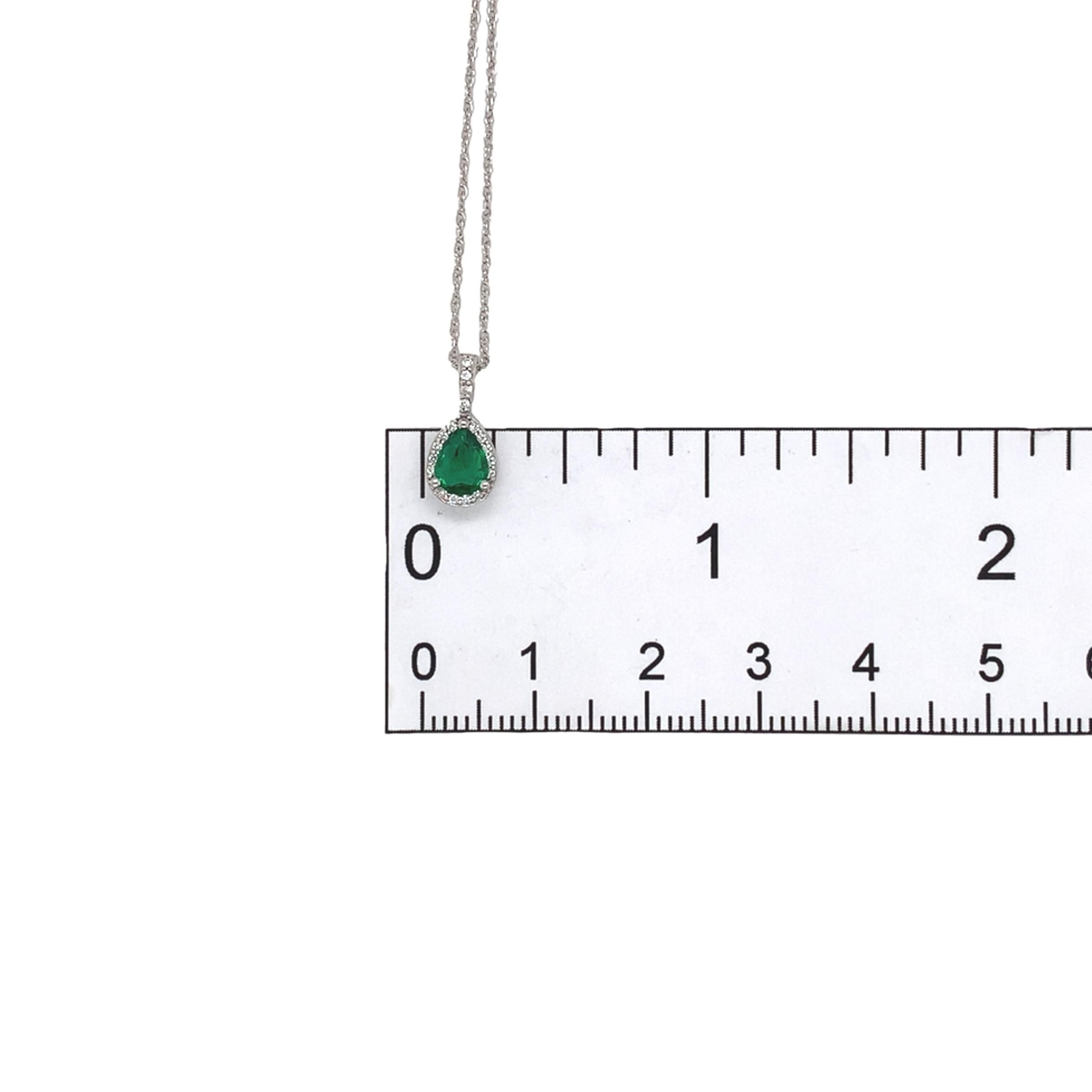 Pendentif en platine de 0,46ct en forme de poire avec émeraude et diamant et chaîne en platine de 18