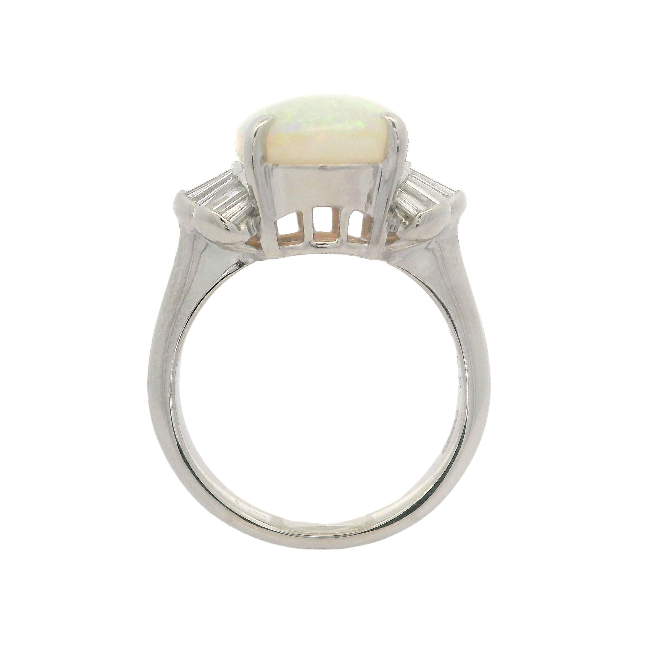 Bague cocktail ondulée en platine avec opale australienne ovale de 4,6ctw et diamant baguette en vente 5