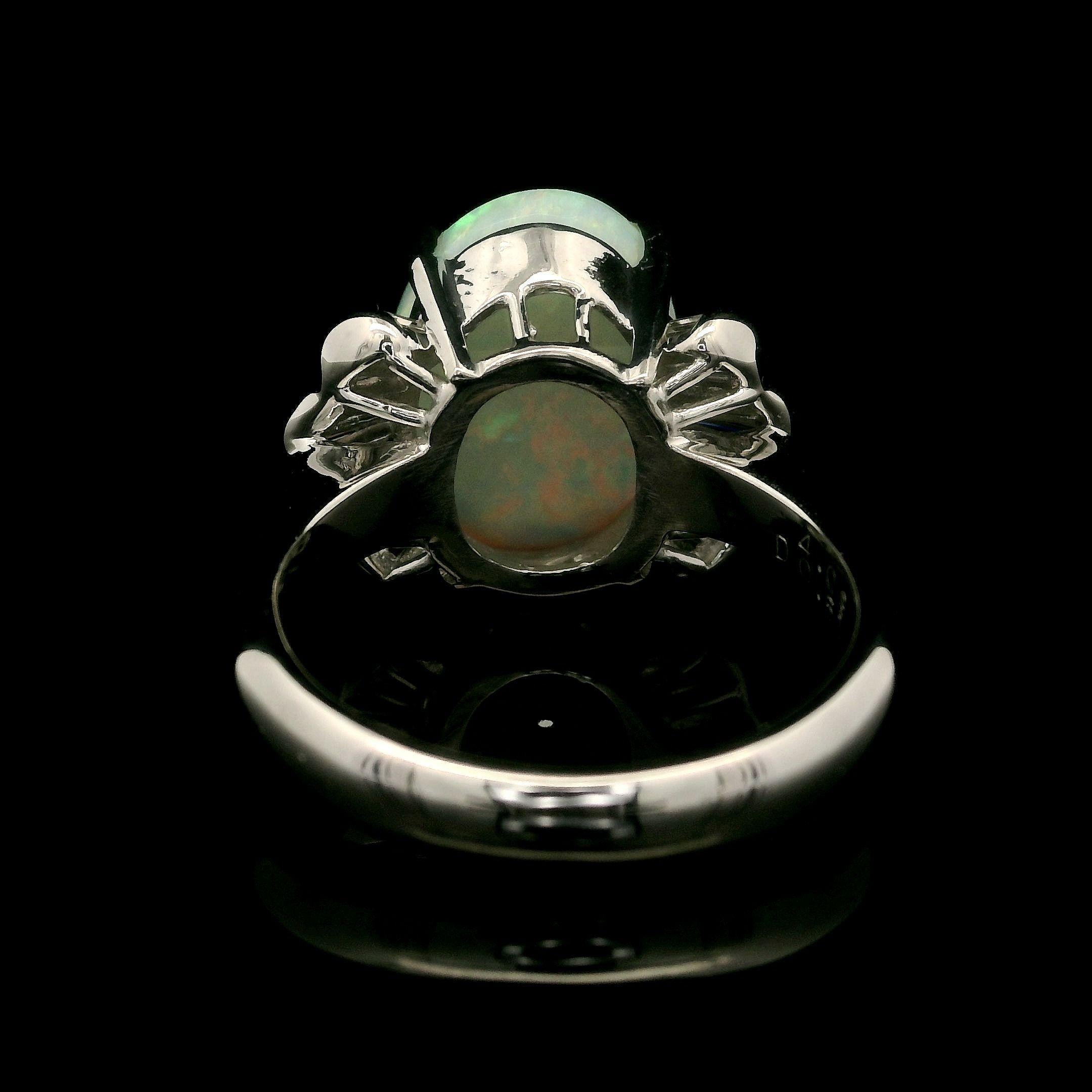 À VOIR EN PERSONNE !
--Pierre(s) :...
(1) Opale véritable naturelle - Cabochon ovale - serti - couleur blanche avec un très beau jeu de couleurs - 14x10.1mm / 4.09ct (exact)
(18) Diamants véritables naturels - taille baguette - sertis en chaîne -
