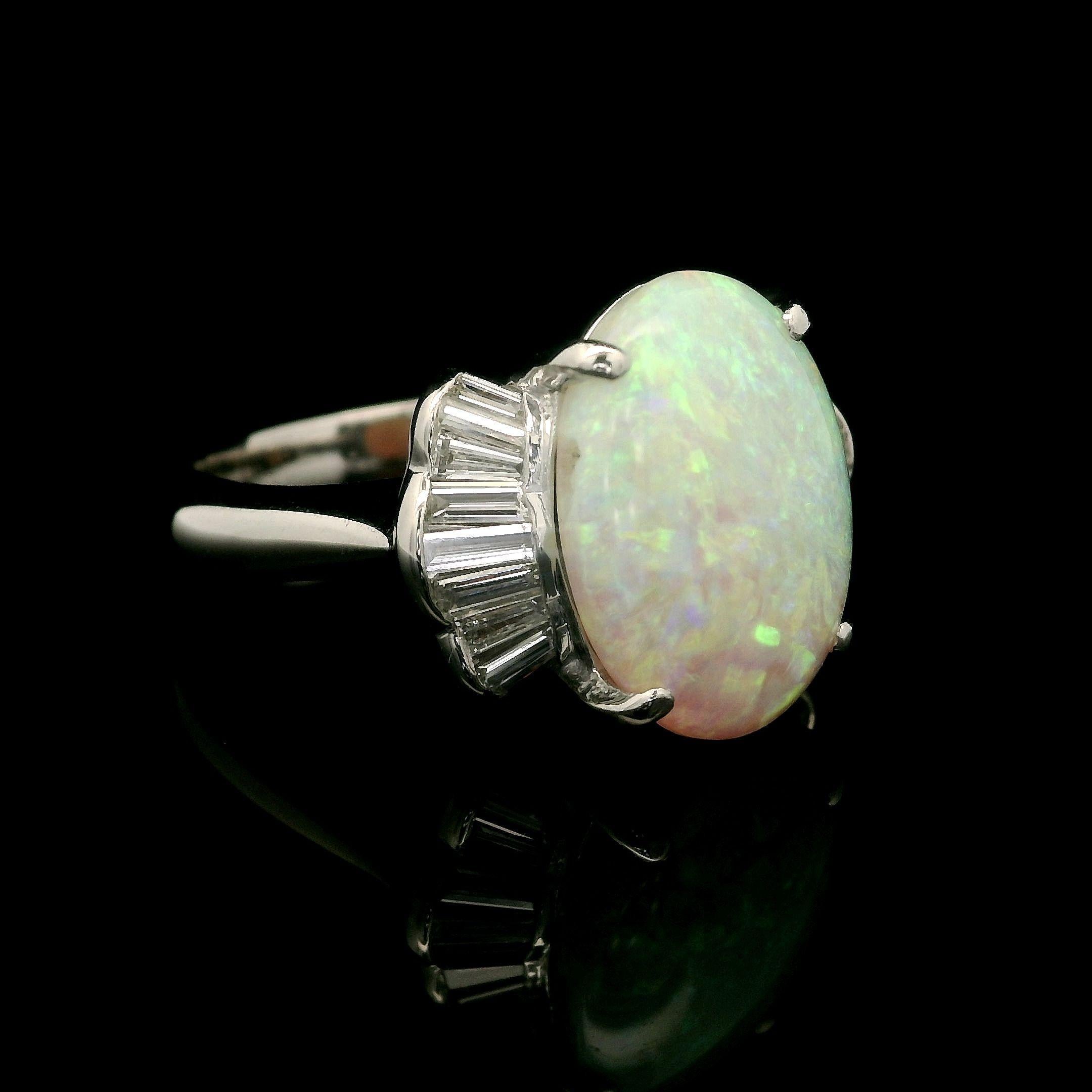 Bague cocktail ondulée en platine avec opale australienne ovale de 4,6ctw et diamant baguette Excellent état - En vente à Montclair, NJ