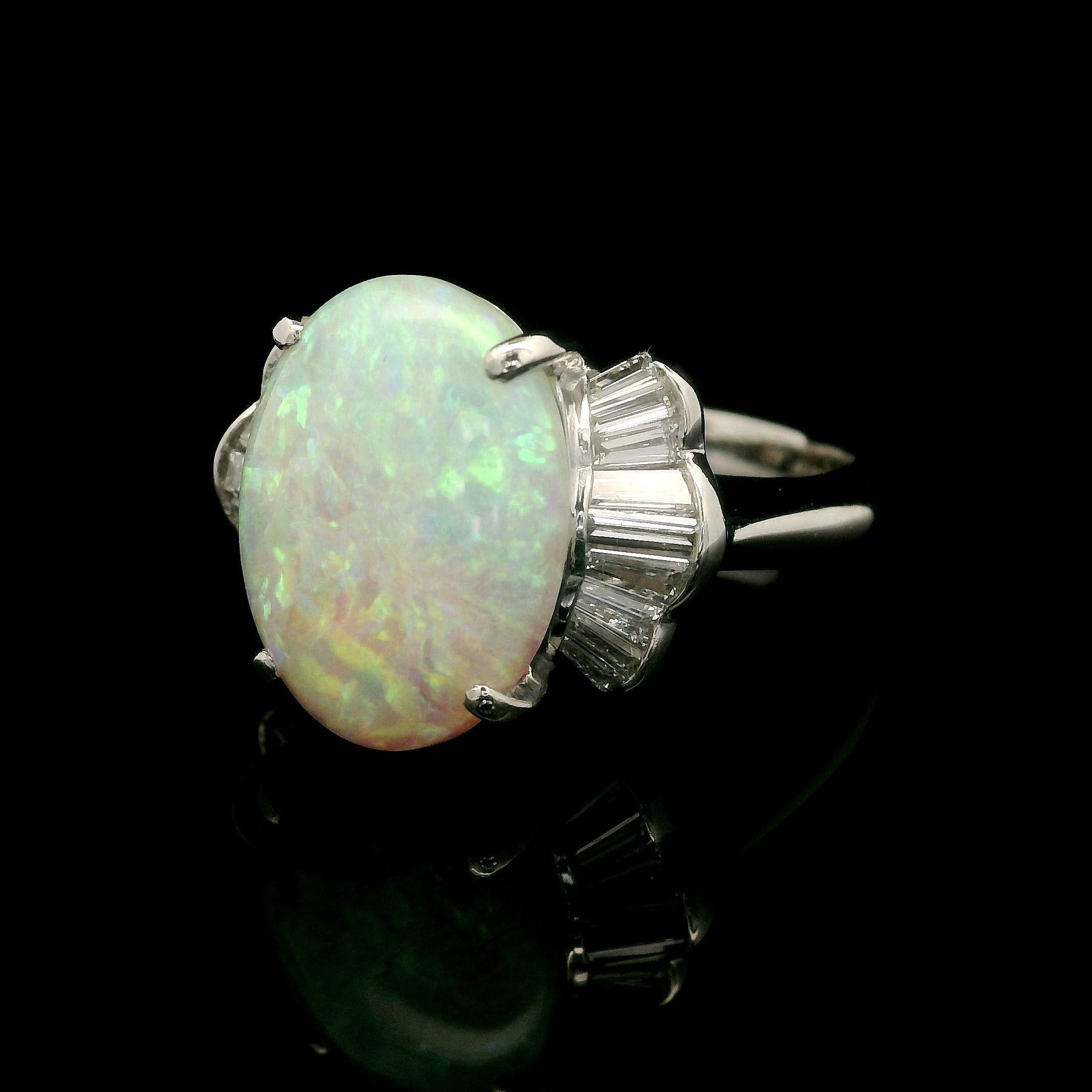 Bague cocktail ondulée en platine avec opale australienne ovale de 4,6ctw et diamant baguette Pour femmes en vente
