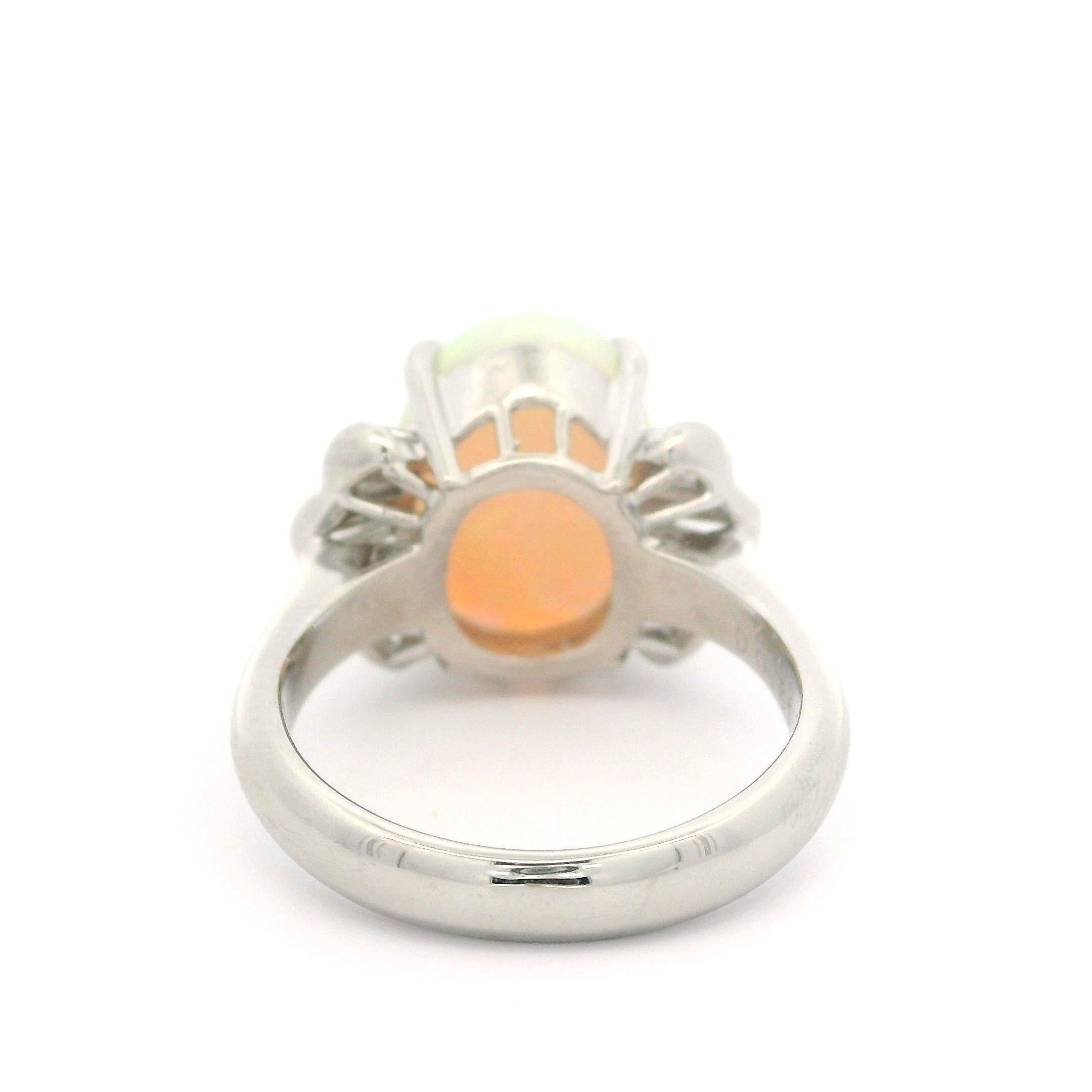 Bague cocktail ondulée en platine avec opale australienne ovale de 4,6ctw et diamant baguette en vente 1