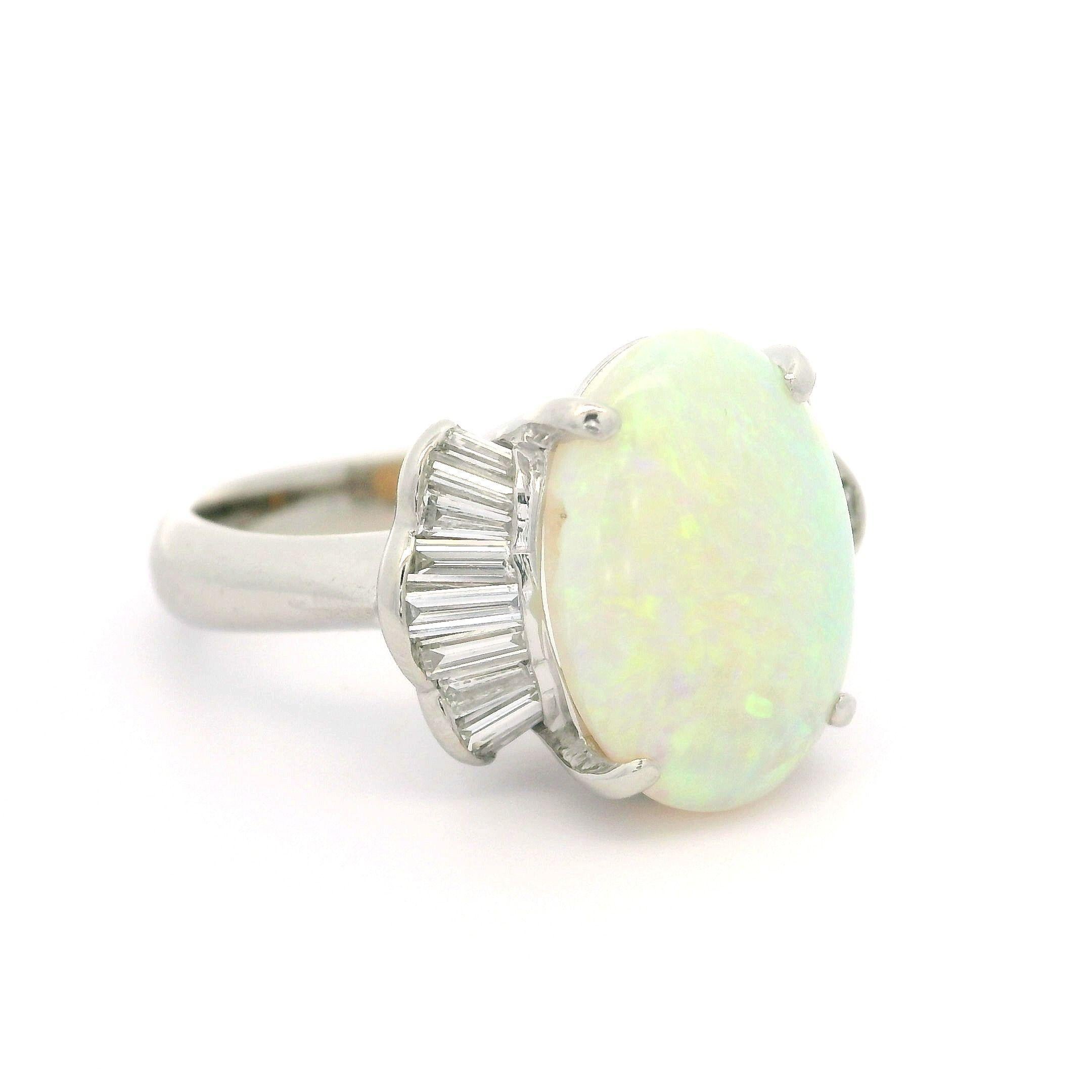 Bague cocktail ondulée en platine avec opale australienne ovale de 4,6ctw et diamant baguette en vente 2