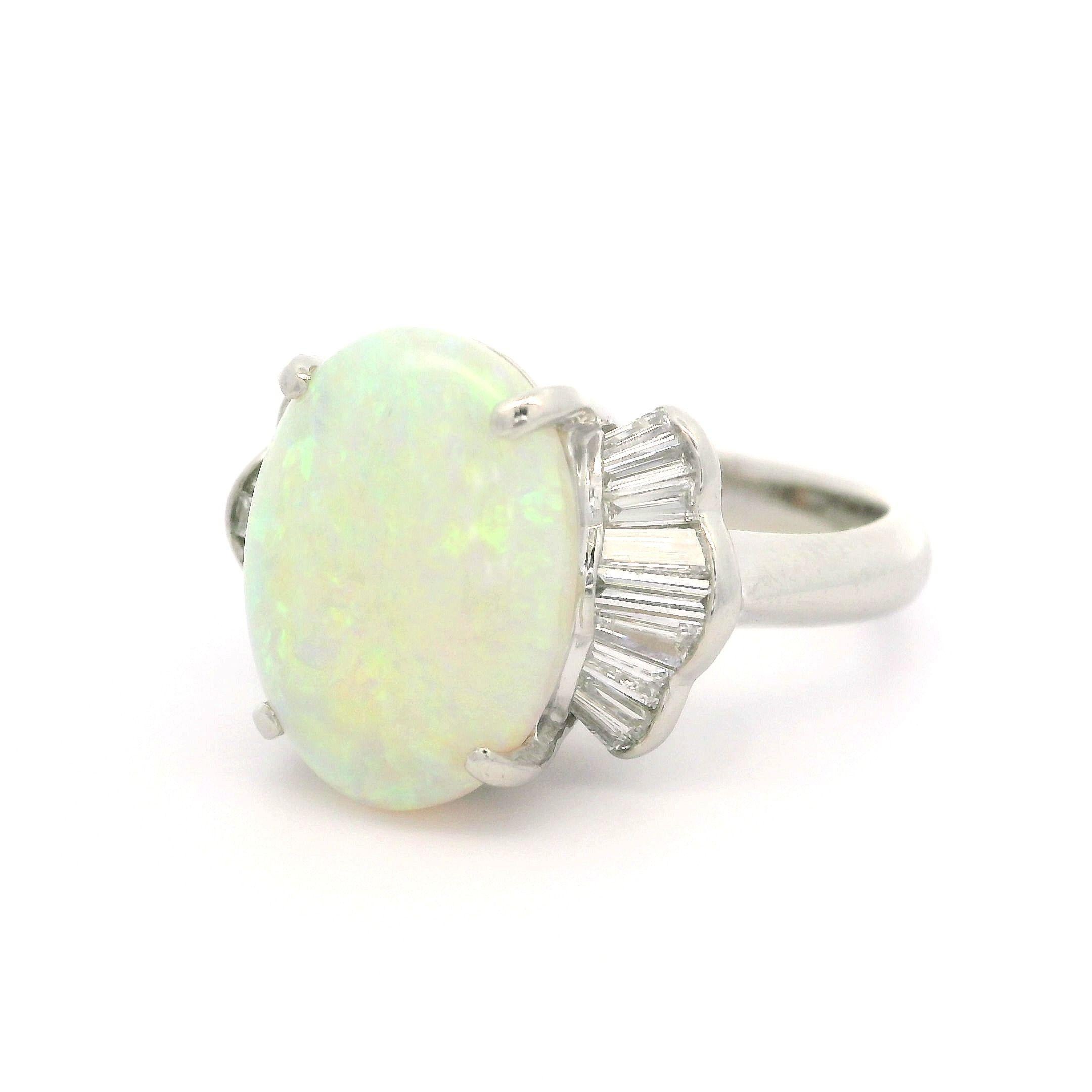 Bague cocktail ondulée en platine avec opale australienne ovale de 4,6ctw et diamant baguette en vente 3