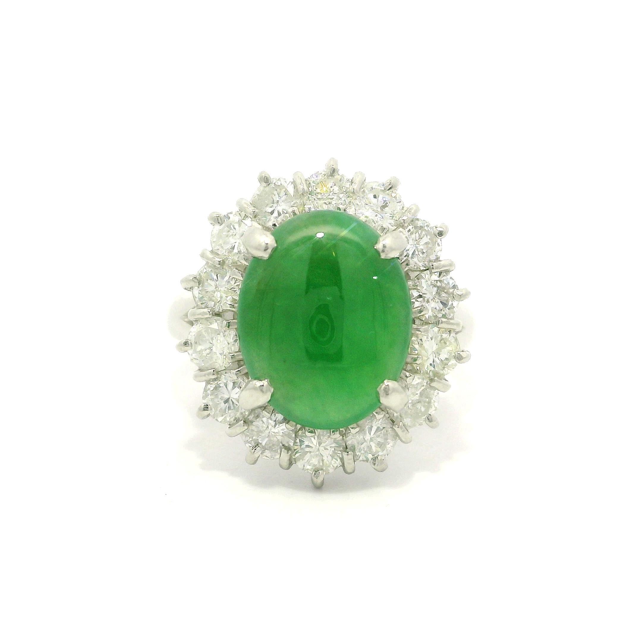 Anello cocktail in platino con giada verde ovale da 4,75 carati e diamanti a raggiera in vendita 8