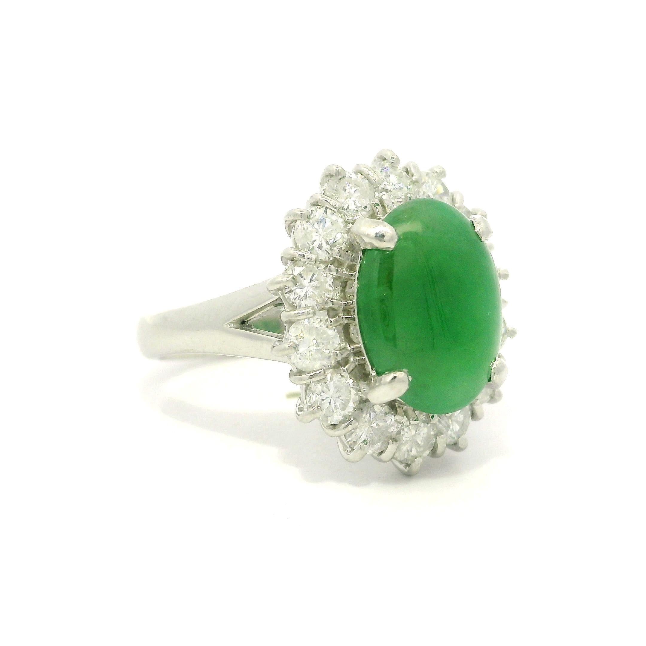 Anello cocktail in platino con giada verde ovale da 4,75 carati e diamanti a raggiera in vendita 9