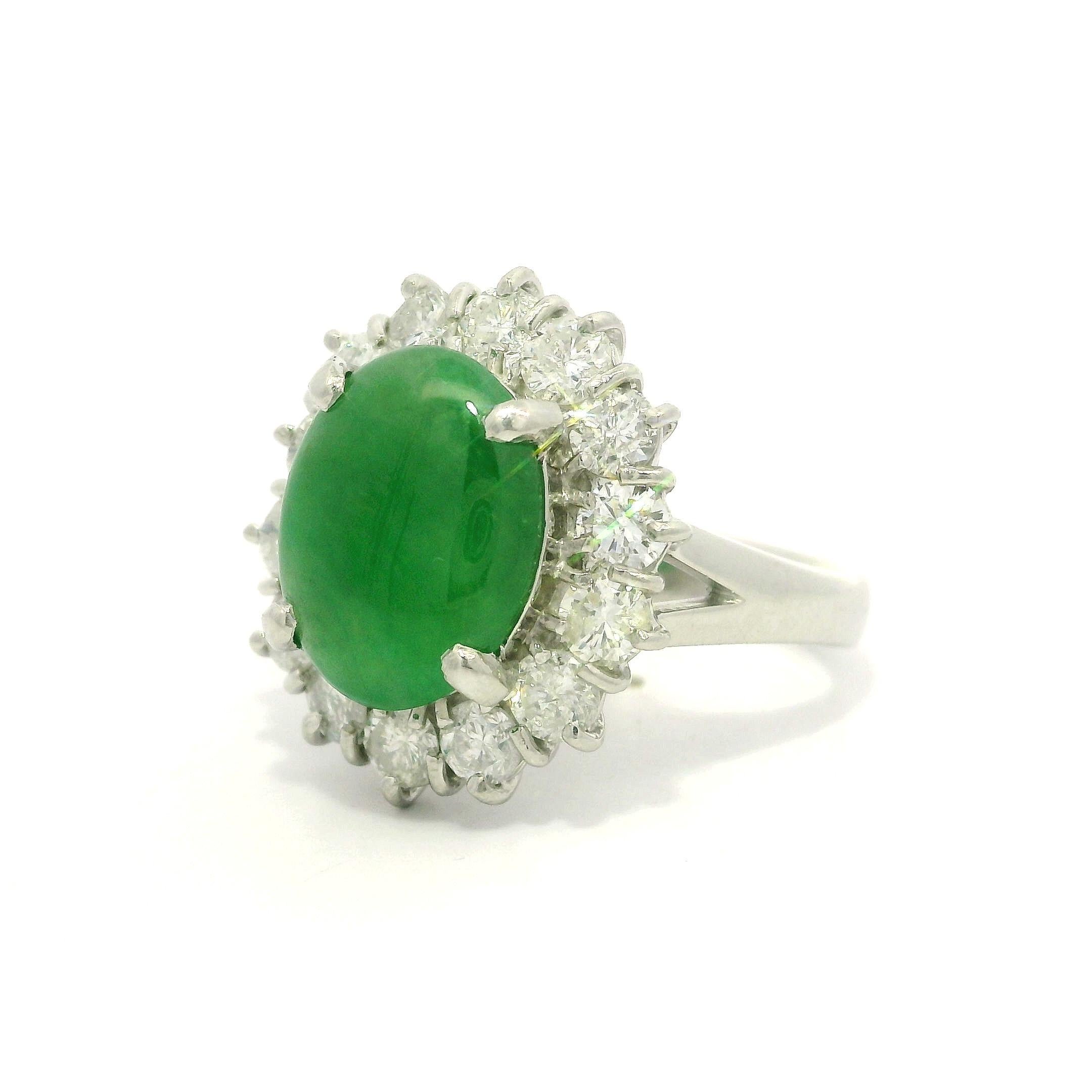 Anello cocktail in platino con giada verde ovale da 4,75 carati e diamanti a raggiera in vendita 10