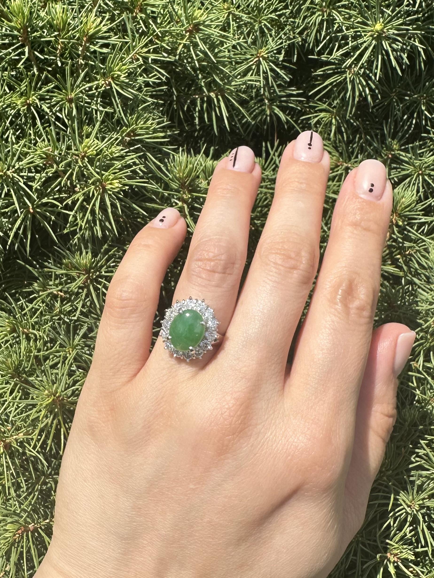 Anello cocktail in platino con giada verde ovale da 4,75 carati e diamanti a raggiera in vendita 11