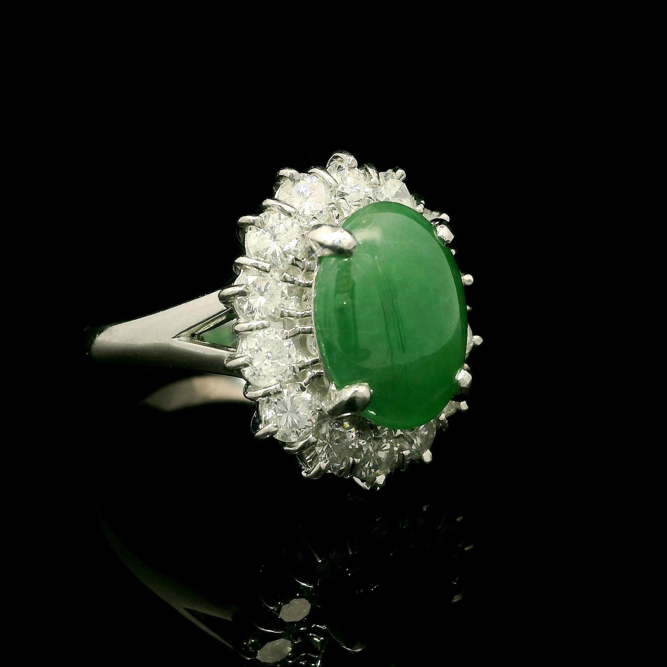 Cabochon Anello cocktail in platino con giada verde ovale da 4,75 carati e diamanti a raggiera in vendita