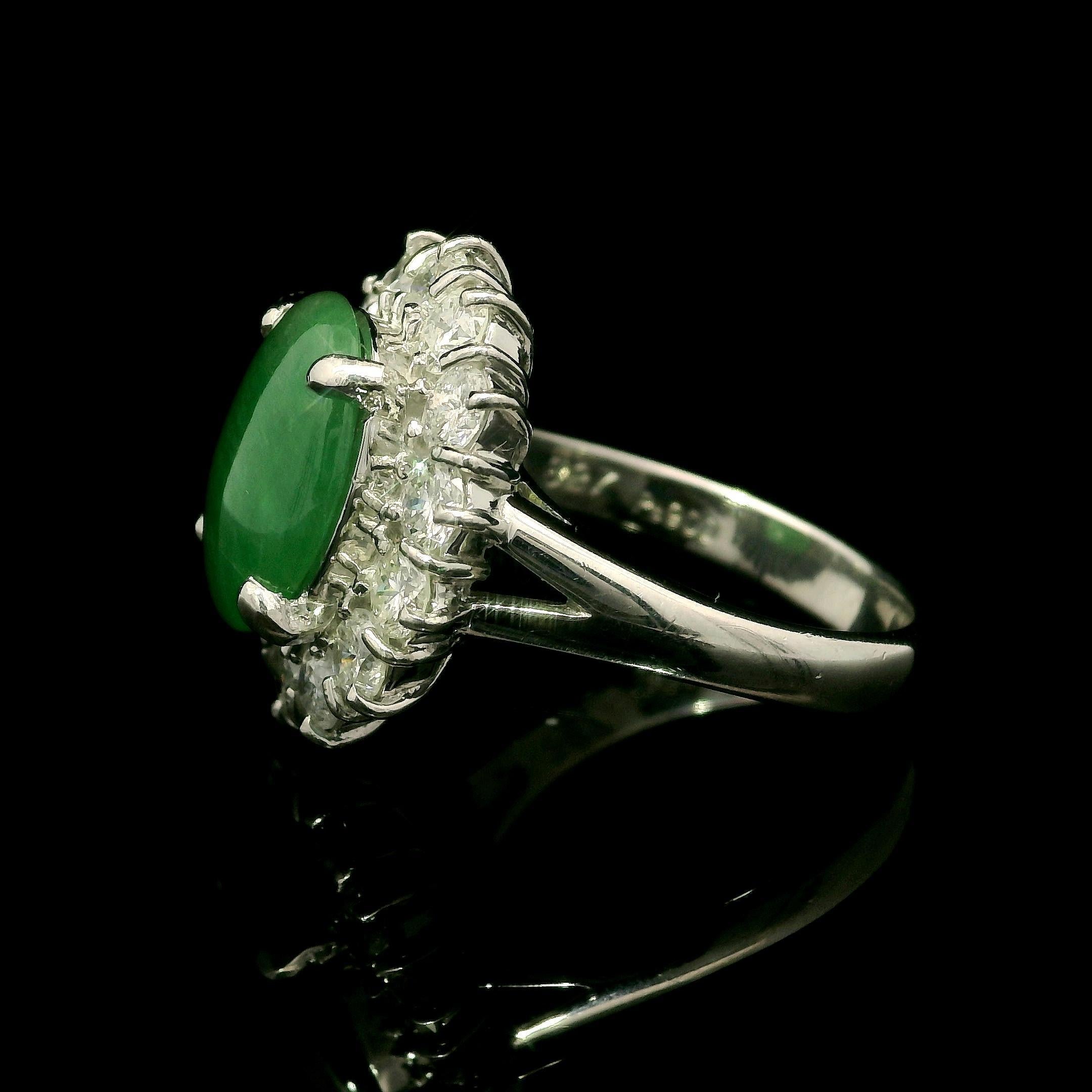 Donna Anello cocktail in platino con giada verde ovale da 4,75 carati e diamanti a raggiera in vendita