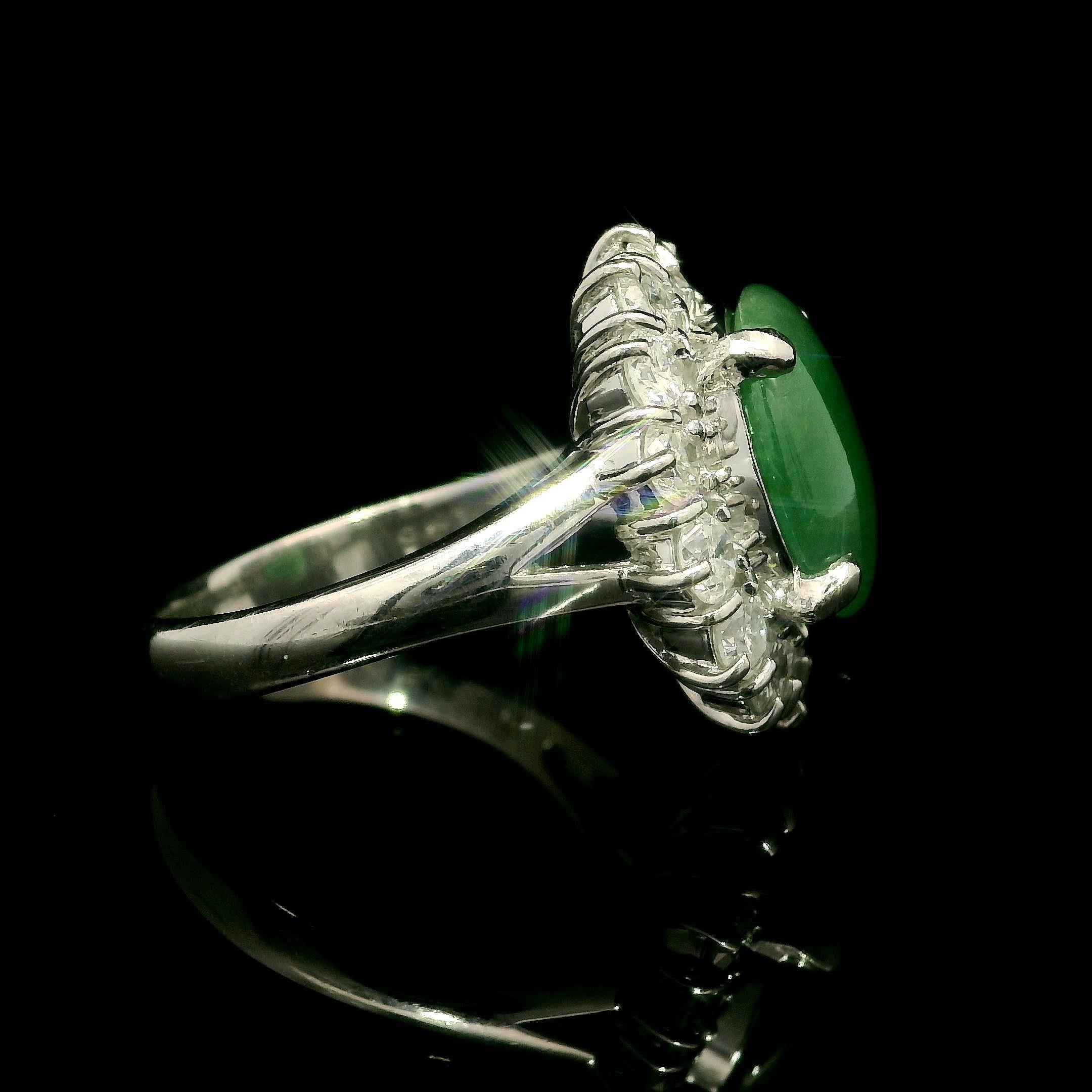 Anello cocktail in platino con giada verde ovale da 4,75 carati e diamanti a raggiera in vendita 1