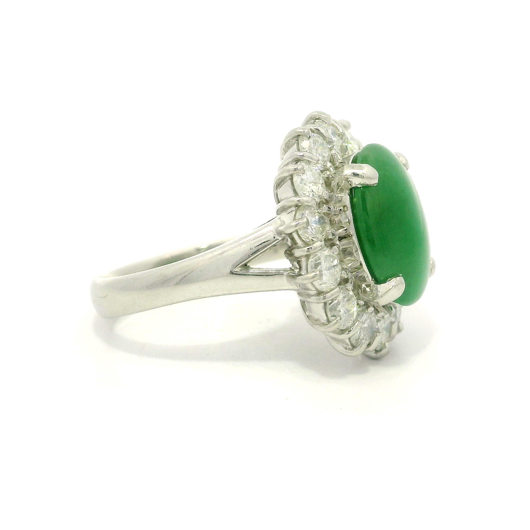 Anello cocktail in platino con giada verde ovale da 4,75 carati e diamanti a raggiera in vendita 2