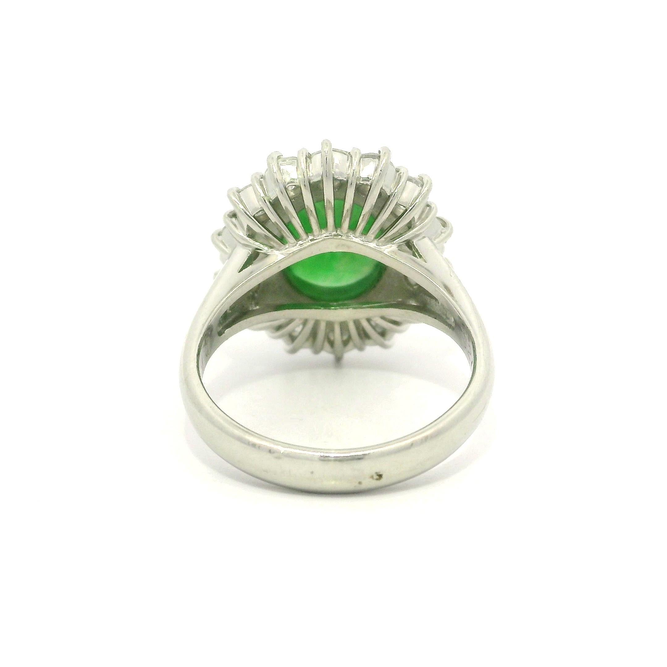 Anello cocktail in platino con giada verde ovale da 4,75 carati e diamanti a raggiera in vendita 3