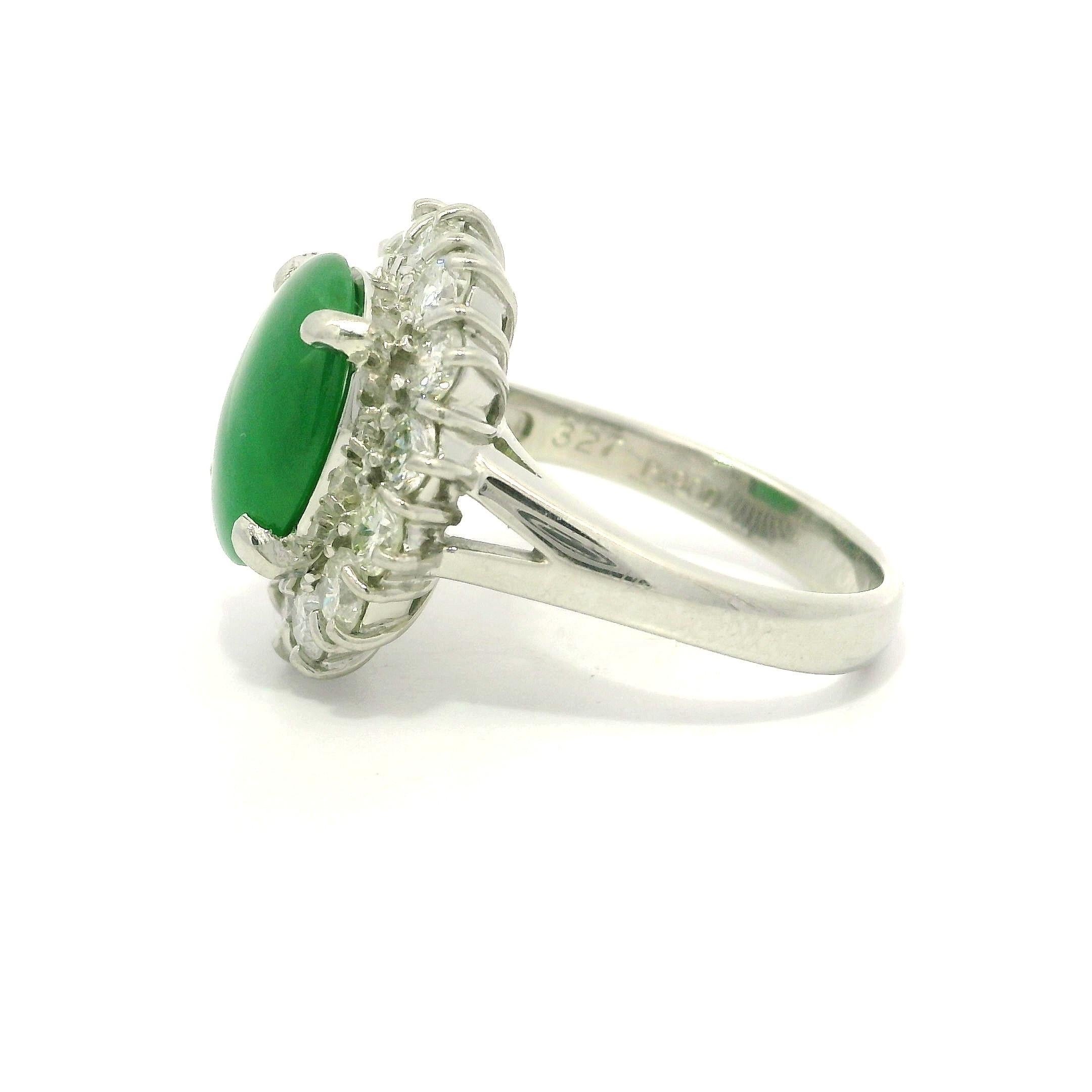 Anello cocktail in platino con giada verde ovale da 4,75 carati e diamanti a raggiera in vendita 4