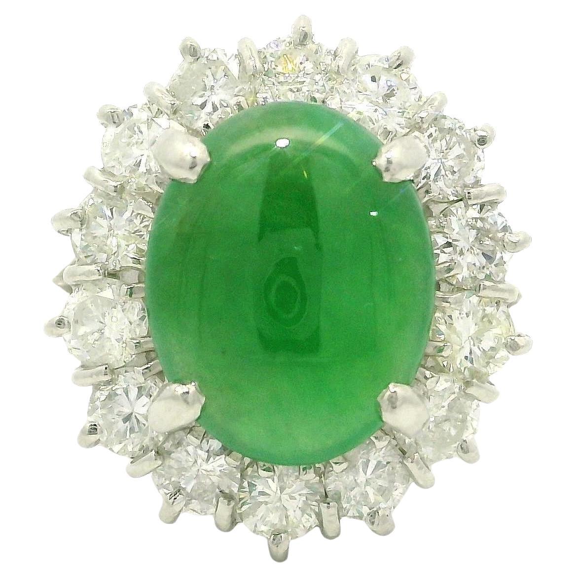 Anello cocktail in platino con giada verde ovale da 4,75 carati e diamanti a raggiera in vendita